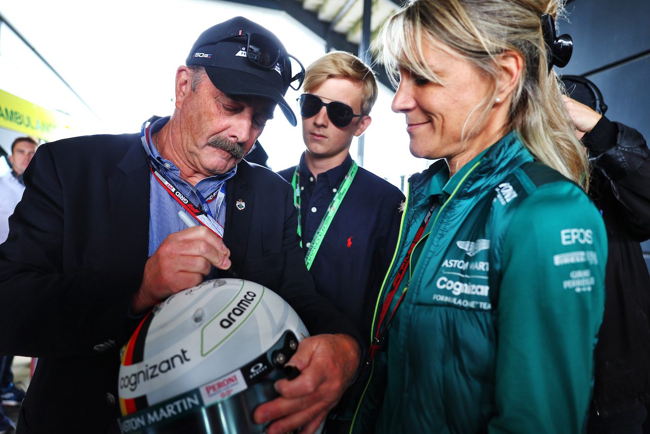 GP GRAN BRETAGNA, (L to R): Nigel Mansell (GBR) with Britta Roeske (AUT) Aston Martin F1 Team Public Relations Manager, signing the helmet of Sebastian Vettel (GER) Aston Martin F1 Team.
03.07.2022. Formula 1 World Championship, Rd 10, British Grand Prix, Silverstone, England, Gara Day.
- www.xpbimages.com, EMail: requests@xpbimages.com © Copyright: Batchelor / XPB Images