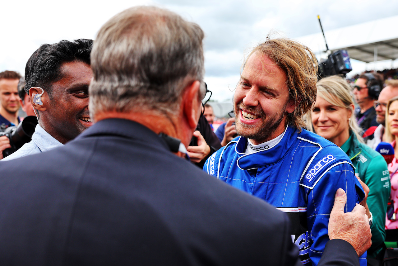 GP GRAN BRETAGNA, Sebastian Vettel (GER) Aston Martin F1 Team with Nigel Mansell (GBR) after he ran his Williams FW14B.
03.07.2022. Formula 1 World Championship, Rd 10, British Grand Prix, Silverstone, England, Gara Day.
- www.xpbimages.com, EMail: requests@xpbimages.com © Copyright: Batchelor / XPB Images