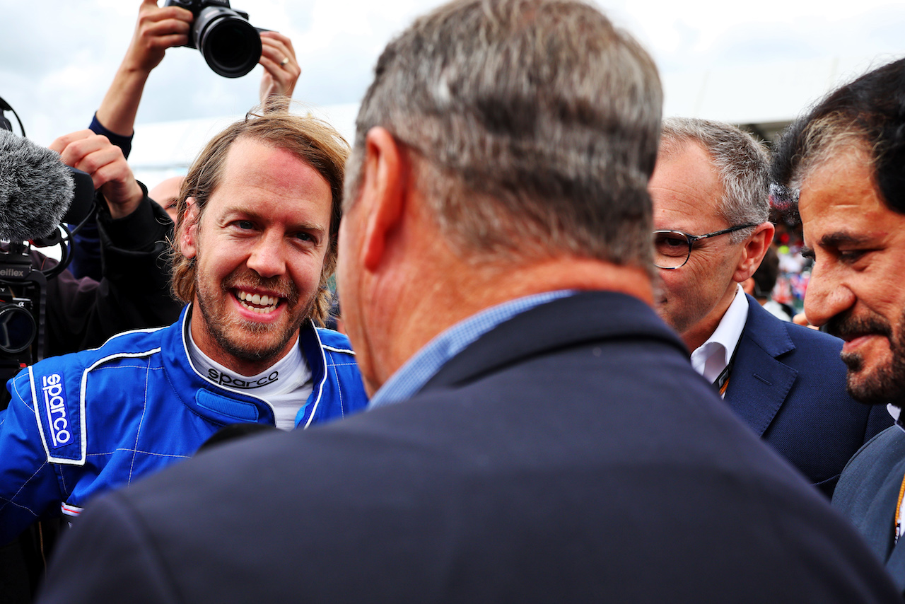 GP GRAN BRETAGNA, Sebastian Vettel (GER) Aston Martin F1 Team with Nigel Mansell (GBR) after he ran his Williams FW14B.
03.07.2022. Formula 1 World Championship, Rd 10, British Grand Prix, Silverstone, England, Gara Day.
- www.xpbimages.com, EMail: requests@xpbimages.com © Copyright: Batchelor / XPB Images