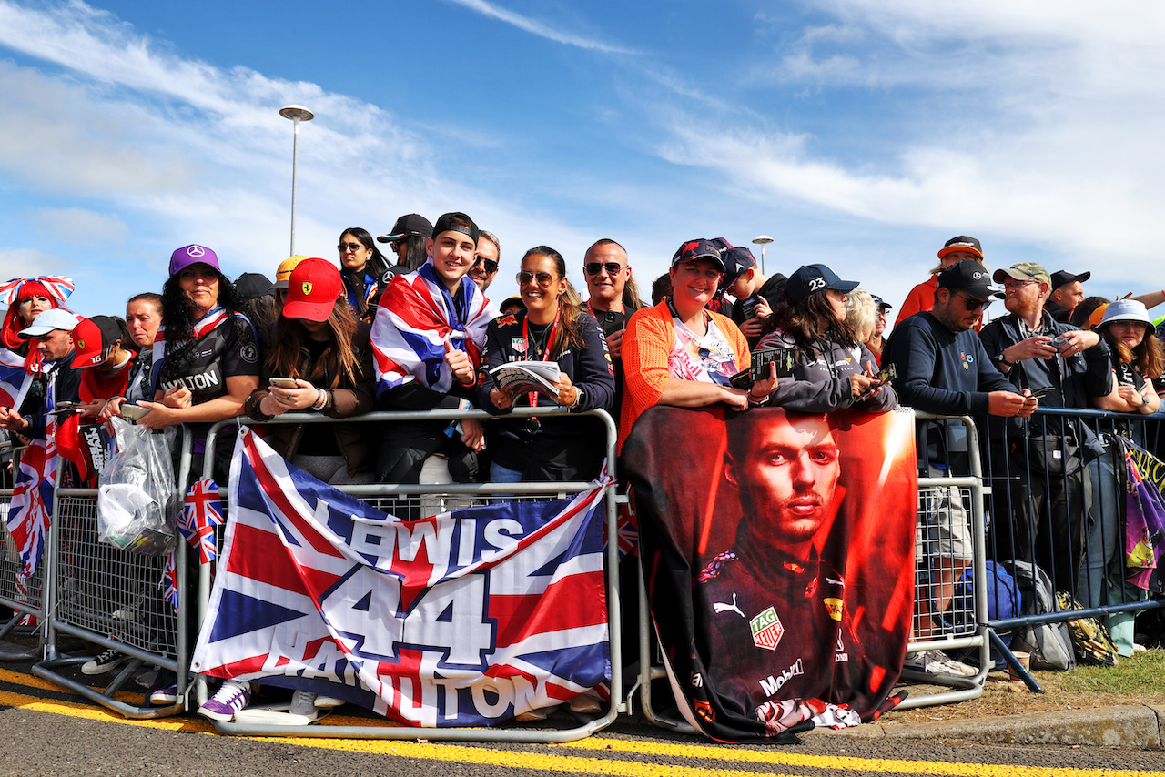 GP GRAN BRETAGNA, Circuit Atmosfera - Lewis Hamilton (GBR) Mercedes AMG F1 e Max Verstappen (NLD) Red Bull Racing fans.
03.07.2022. Formula 1 World Championship, Rd 10, British Grand Prix, Silverstone, England, Gara Day.
- www.xpbimages.com, EMail: requests@xpbimages.com © Copyright: Moy / XPB Images