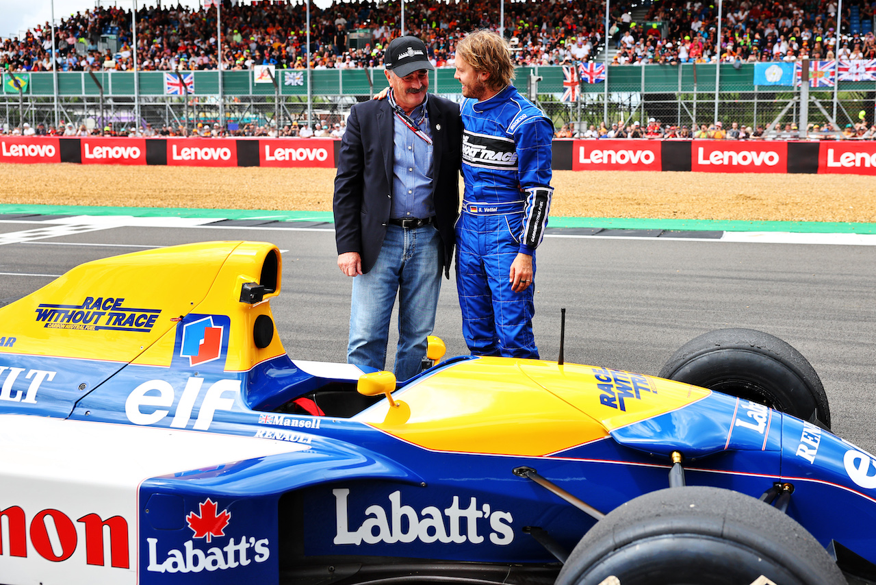 GP GRAN BRETAGNA, Sebastian Vettel (GER) Aston Martin F1 Team (Right) with Nigel Mansell (GBR) after he ran his Williams FW14B.
03.07.2022. Formula 1 World Championship, Rd 10, British Grand Prix, Silverstone, England, Gara Day.
- www.xpbimages.com, EMail: requests@xpbimages.com © Copyright: Batchelor / XPB Images