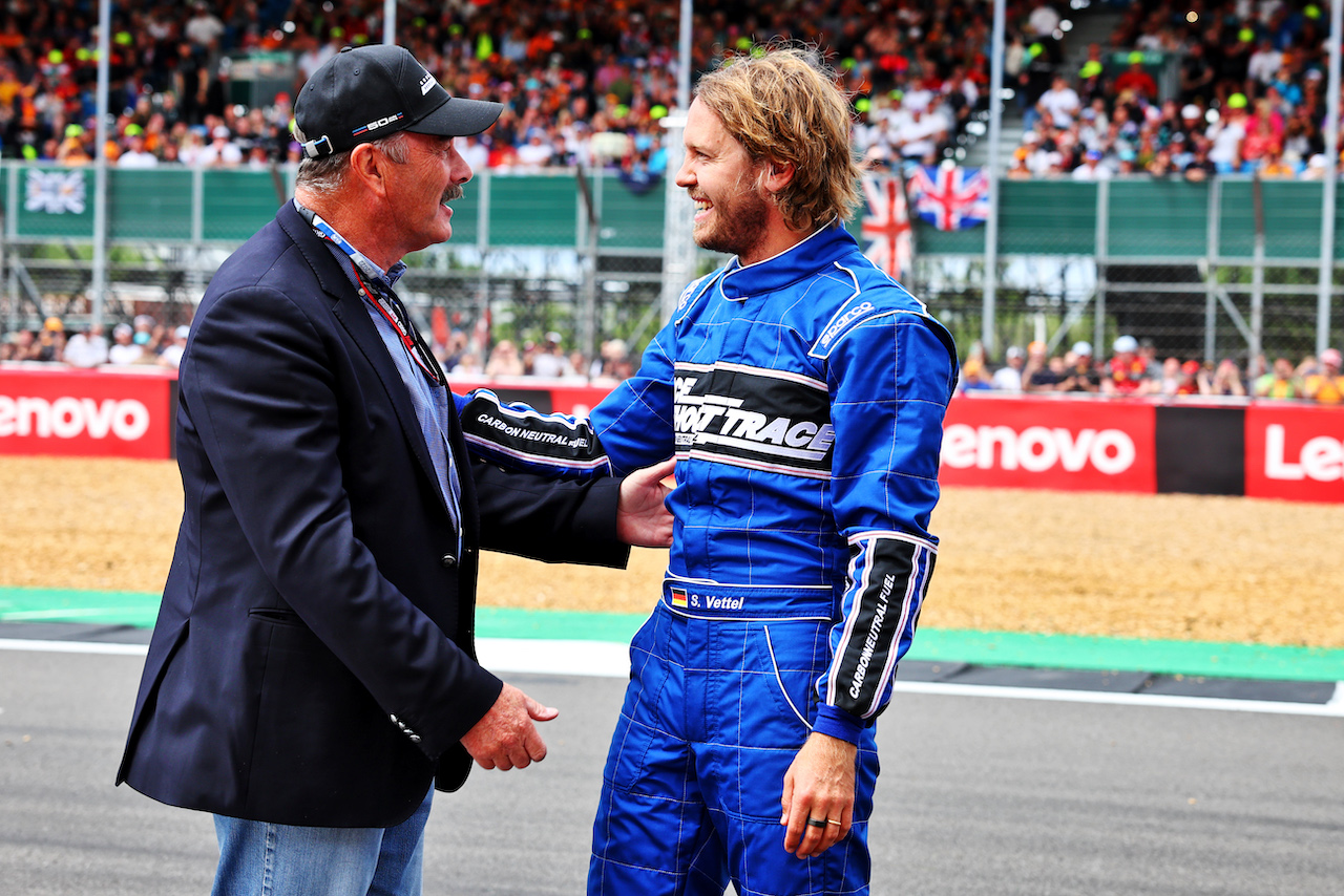 GP GRAN BRETAGNA, Sebastian Vettel (GER) Aston Martin F1 Team (Right) with Nigel Mansell (GBR) after he ran his Williams FW14B.
03.07.2022. Formula 1 World Championship, Rd 10, British Grand Prix, Silverstone, England, Gara Day.
- www.xpbimages.com, EMail: requests@xpbimages.com © Copyright: Batchelor / XPB Images