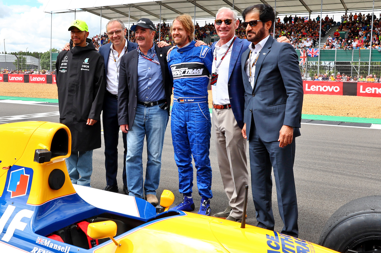 GP GRAN BRETAGNA, (L to R): Lewis Hamilton (GBR) Mercedes AMG F1; Stefano Domenicali (ITA) Formula One President e CEO; Nigel Mansell (GBR); Sebastian Vettel (GER) Aston Martin F1 Team; Jim Ratcliffe (GBR) Chief Executive Officer of Ineos / Mercedes AMG F1 Shareholder; Mohammed Bin Sulayem (UAE) FIA President - WIlliams FW14B run.
03.07.2022. Formula 1 World Championship, Rd 10, British Grand Prix, Silverstone, England, Gara Day.
- www.xpbimages.com, EMail: requests@xpbimages.com © Copyright: Batchelor / XPB Images