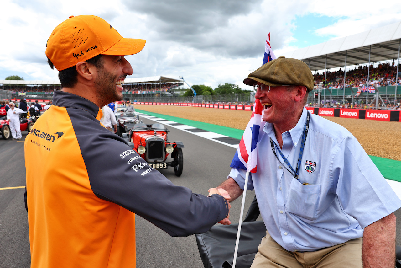 GP GRAN BRETAGNA, (L to R): Daniel Ricciardo (AUS) McLaren on the drivers parade.
03.07.2022. Formula 1 World Championship, Rd 10, British Grand Prix, Silverstone, England, Gara Day.
- www.xpbimages.com, EMail: requests@xpbimages.com © Copyright: Batchelor / XPB Images