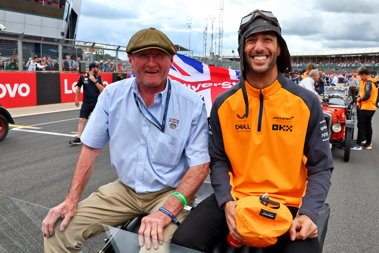 GP GRAN BRETAGNA, (L to R): Daniel Ricciardo (AUS) McLaren on the drivers parade.
03.07.2022. Formula 1 World Championship, Rd 10, British Grand Prix, Silverstone, England, Gara Day.
- www.xpbimages.com, EMail: requests@xpbimages.com © Copyright: Batchelor / XPB Images