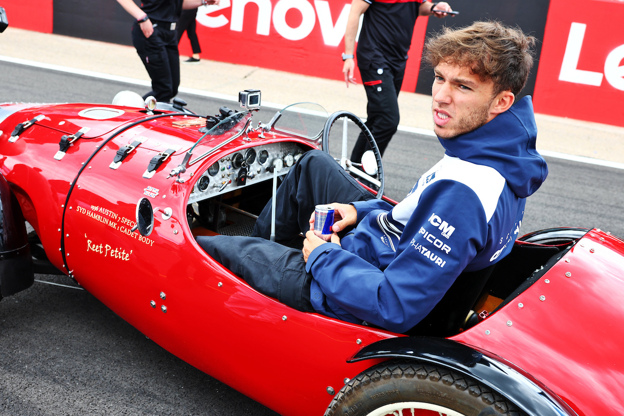 GP GRAN BRETAGNA, Pierre Gasly (FRA) AlphaTauri on the drivers parade.
03.07.2022. Formula 1 World Championship, Rd 10, British Grand Prix, Silverstone, England, Gara Day.
- www.xpbimages.com, EMail: requests@xpbimages.com © Copyright: Batchelor / XPB Images