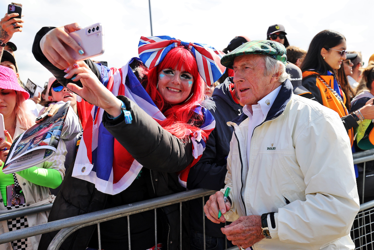 GP GRAN BRETAGNA, Jackie Stewart (GBR) with fans.
03.07.2022. Formula 1 World Championship, Rd 10, British Grand Prix, Silverstone, England, Gara Day.
- www.xpbimages.com, EMail: requests@xpbimages.com © Copyright: Moy / XPB Images