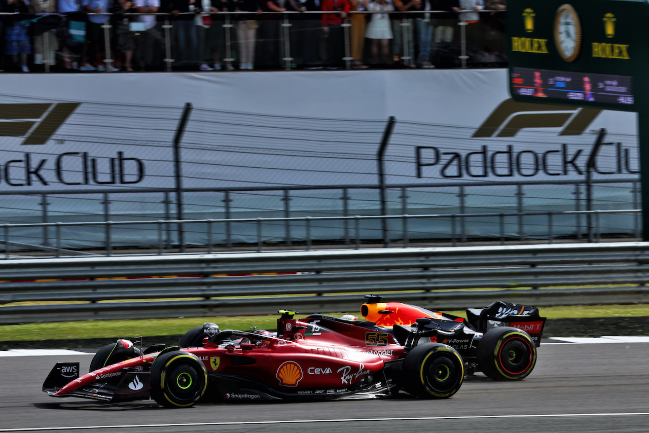 GP GRAN BRETAGNA, Max Verstappen (NLD) Red Bull Racing RB18 e Carlos Sainz Jr (ESP) Ferrari F1-75 battle for position.
03.07.2022. Formula 1 World Championship, Rd 10, British Grand Prix, Silverstone, England, Gara Day.
- www.xpbimages.com, EMail: requests@xpbimages.com © Copyright: Batchelor / XPB Images