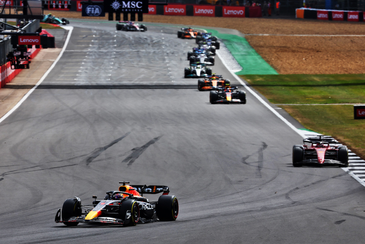 GP GRAN BRETAGNA, Max Verstappen (NLD) Red Bull Racing RB18.
03.07.2022. Formula 1 World Championship, Rd 10, British Grand Prix, Silverstone, England, Gara Day.
- www.xpbimages.com, EMail: requests@xpbimages.com © Copyright: Batchelor / XPB Images