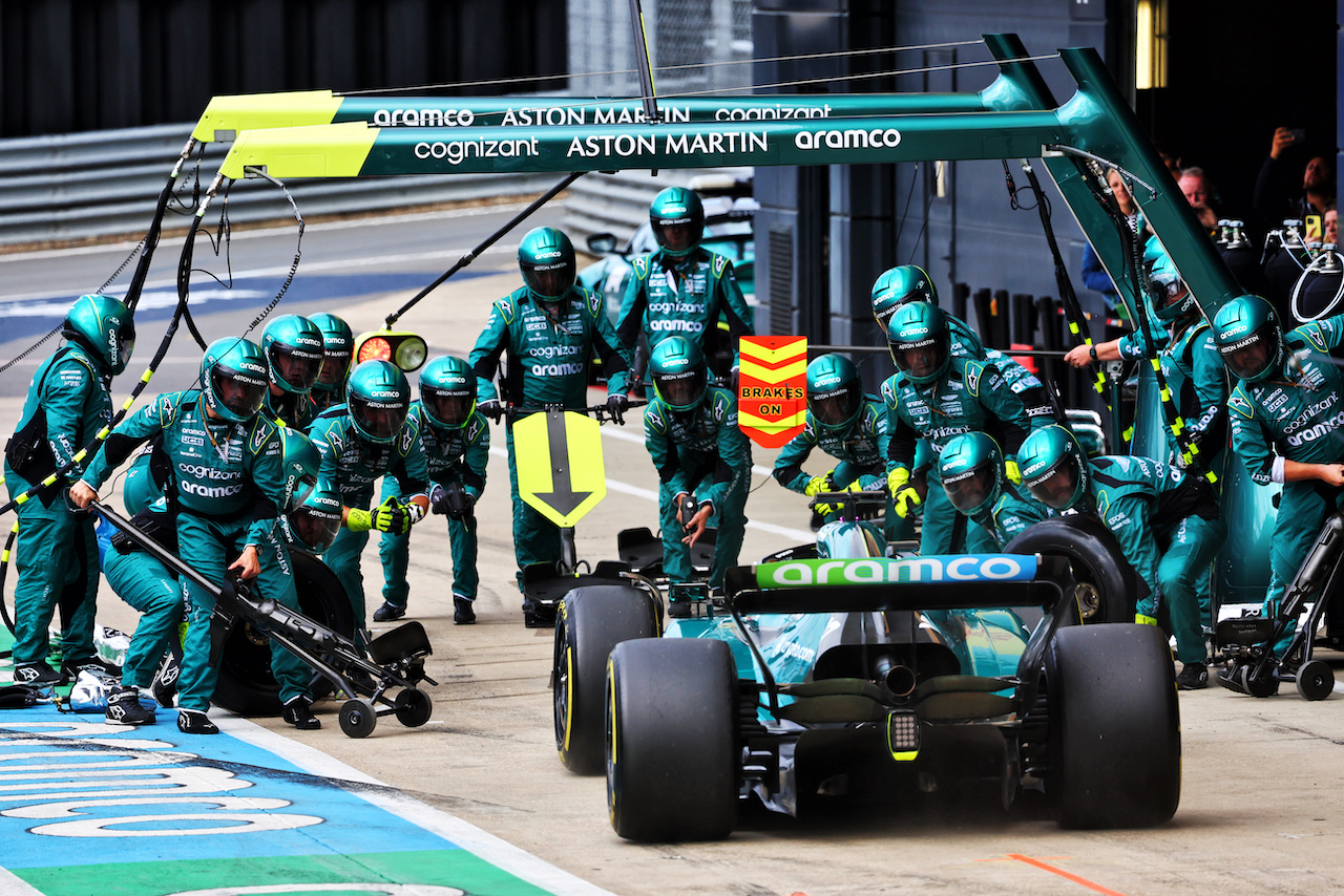 GP GRAN BRETAGNA, Lance Stroll (CDN) Aston Martin F1 Team AMR22 makes a pit stop.
03.07.2022. Formula 1 World Championship, Rd 10, British Grand Prix, Silverstone, England, Gara Day.
- www.xpbimages.com, EMail: requests@xpbimages.com © Copyright: Batchelor / XPB Images