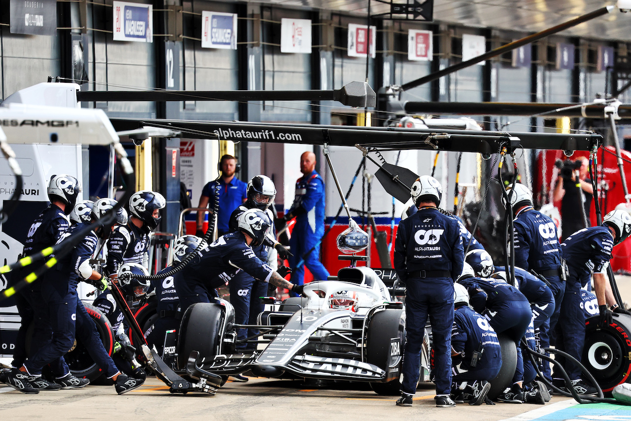 GP GRAN BRETAGNA, Pierre Gasly (FRA) AlphaTauri AT03 makes a pit stop.
03.07.2022. Formula 1 World Championship, Rd 10, British Grand Prix, Silverstone, England, Gara Day.
- www.xpbimages.com, EMail: requests@xpbimages.com © Copyright: Batchelor / XPB Images