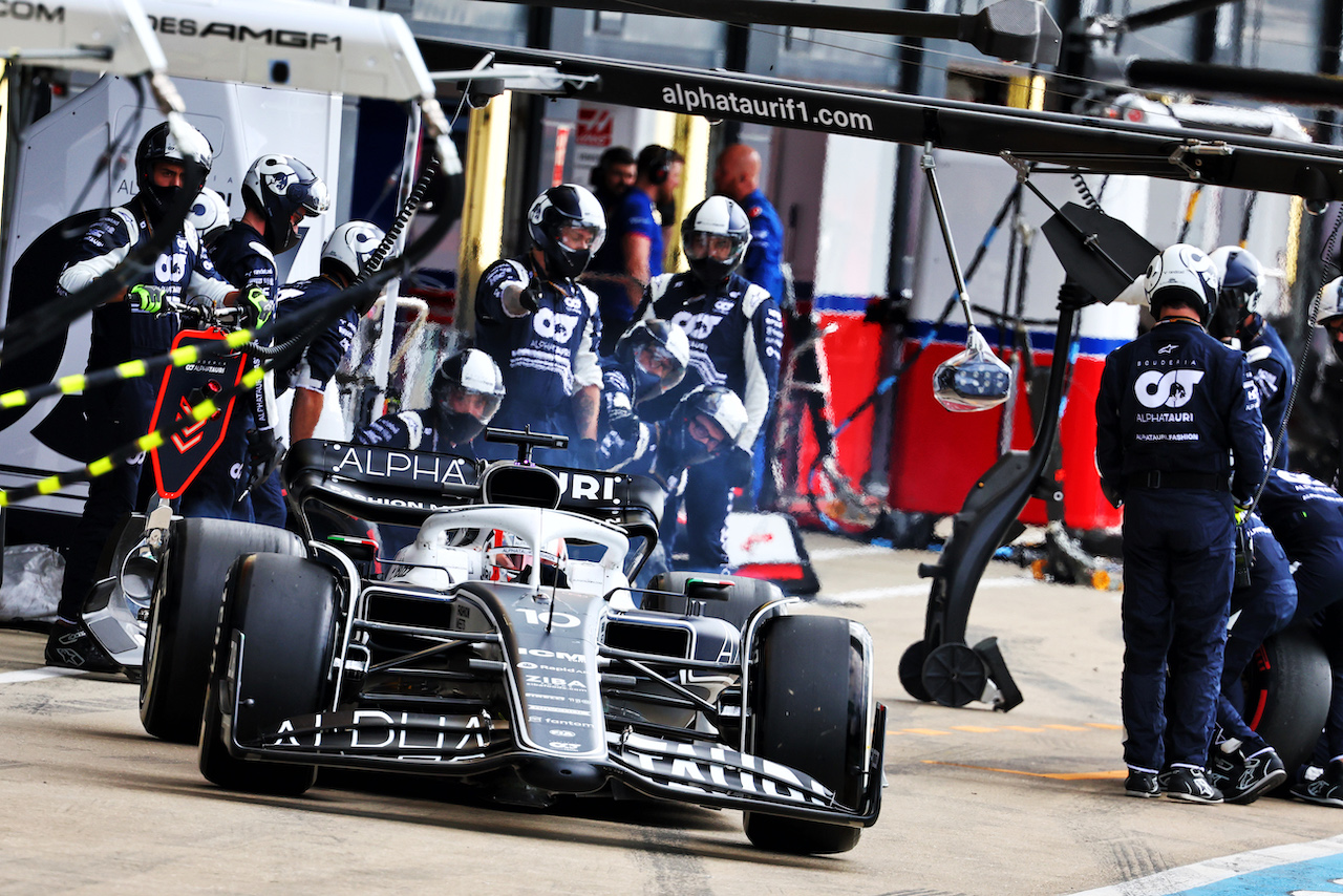 GP GRAN BRETAGNA, Pierre Gasly (FRA) AlphaTauri AT03 makes a pit stop.
03.07.2022. Formula 1 World Championship, Rd 10, British Grand Prix, Silverstone, England, Gara Day.
- www.xpbimages.com, EMail: requests@xpbimages.com © Copyright: Batchelor / XPB Images