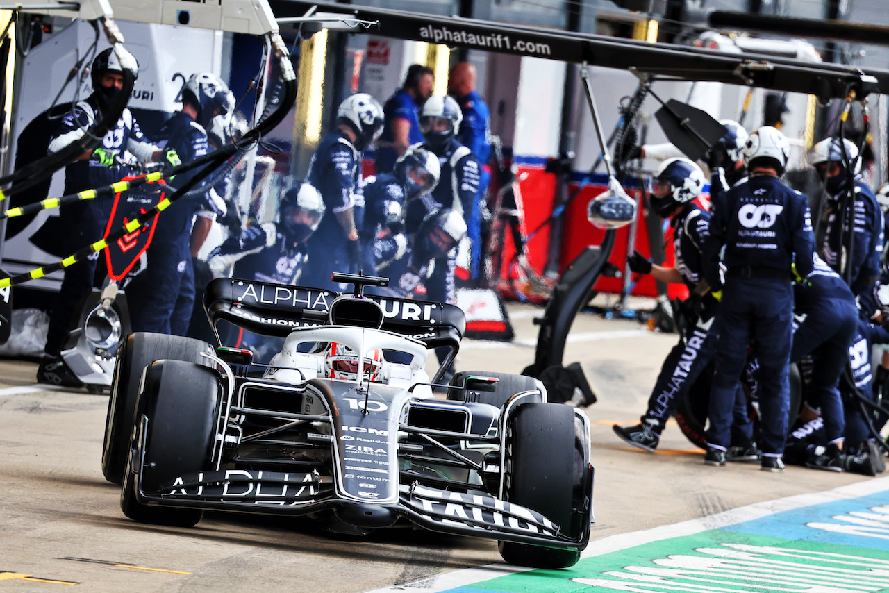GP GRAN BRETAGNA, Pierre Gasly (FRA) AlphaTauri AT03 makes a pit stop.
03.07.2022. Formula 1 World Championship, Rd 10, British Grand Prix, Silverstone, England, Gara Day.
- www.xpbimages.com, EMail: requests@xpbimages.com © Copyright: Batchelor / XPB Images
