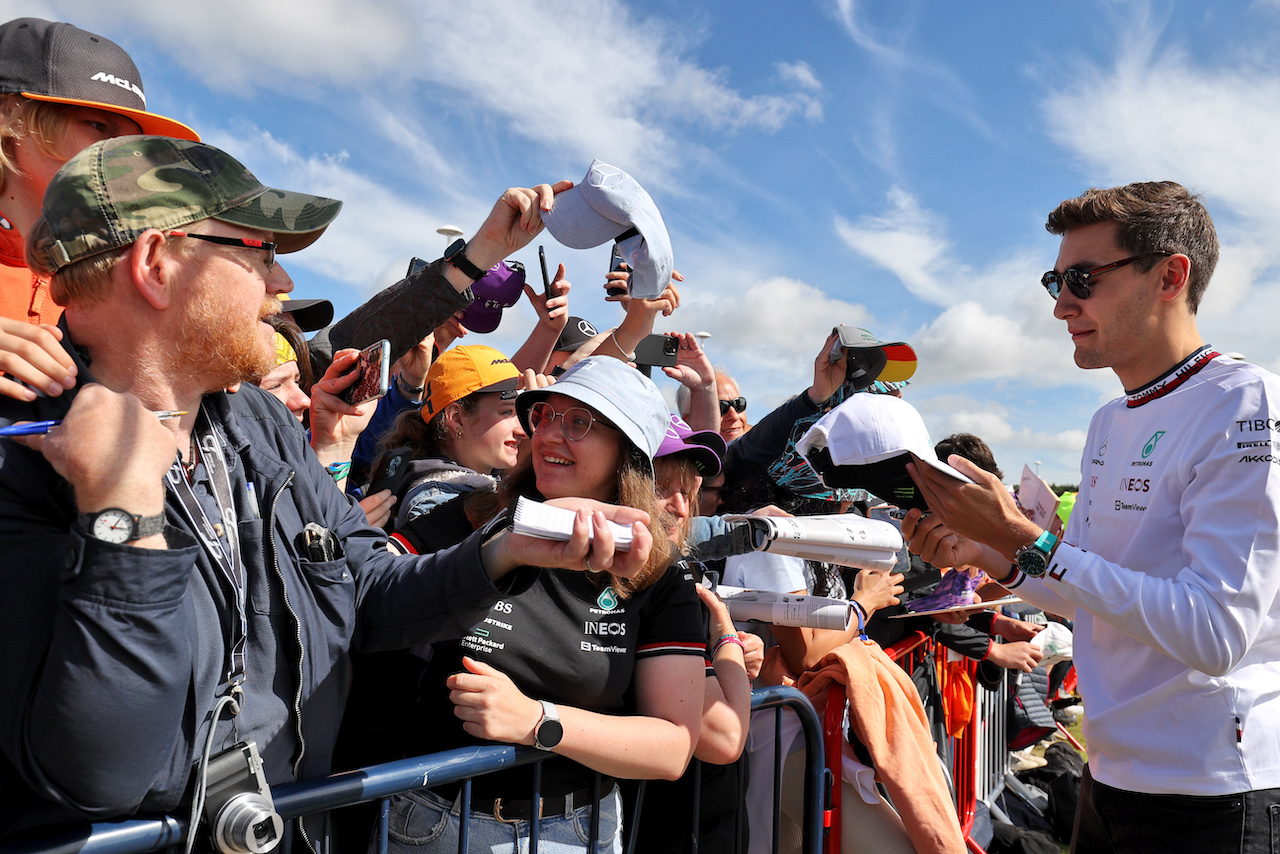 GP GRAN BRETAGNA, George Russell (GBR) Mercedes AMG F1 with fans.
03.07.2022. Formula 1 World Championship, Rd 10, British Grand Prix, Silverstone, England, Gara Day.
- www.xpbimages.com, EMail: requests@xpbimages.com © Copyright: Moy / XPB Images