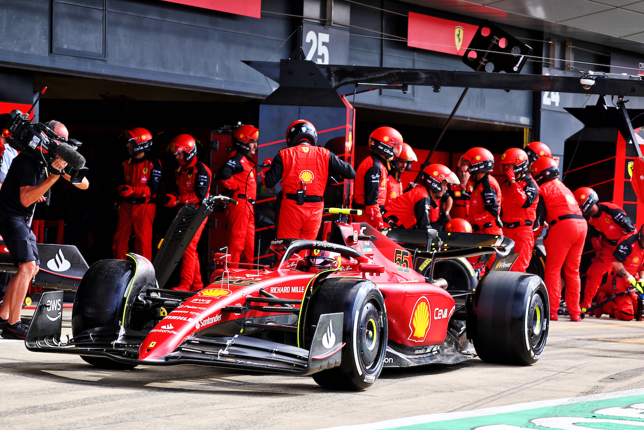 GP GRAN BRETAGNA, Carlos Sainz Jr (ESP) Ferrari F1-75 makes a pit stop.
03.07.2022. Formula 1 World Championship, Rd 10, British Grand Prix, Silverstone, England, Gara Day.
- www.xpbimages.com, EMail: requests@xpbimages.com © Copyright: Batchelor / XPB Images