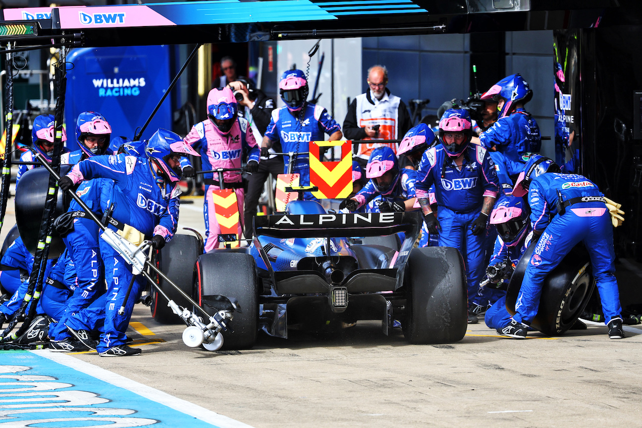 GP GRAN BRETAGNA, Esteban Ocon (FRA) Alpine F1 Team A522 makes a pit stop.
03.07.2022. Formula 1 World Championship, Rd 10, British Grand Prix, Silverstone, England, Gara Day.
- www.xpbimages.com, EMail: requests@xpbimages.com © Copyright: Batchelor / XPB Images
