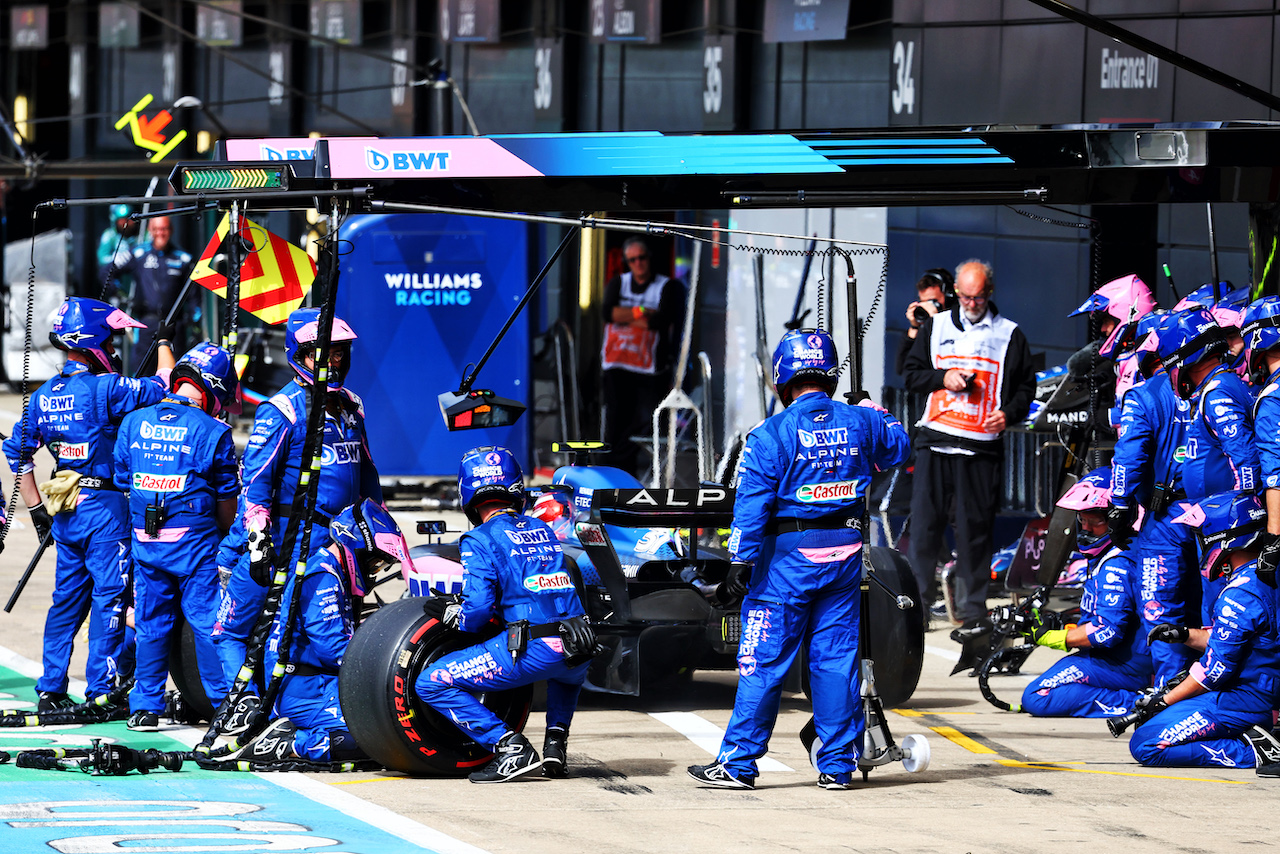 GP GRAN BRETAGNA, Esteban Ocon (FRA) Alpine F1 Team A522 makes a pit stop.
03.07.2022. Formula 1 World Championship, Rd 10, British Grand Prix, Silverstone, England, Gara Day.
- www.xpbimages.com, EMail: requests@xpbimages.com © Copyright: Batchelor / XPB Images