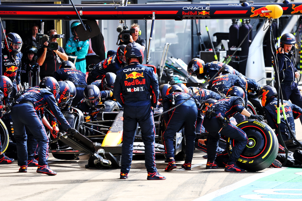 GP GRAN BRETAGNA, Max Verstappen (NLD) Red Bull Racing RB18 makes a pit stop.
03.07.2022. Formula 1 World Championship, Rd 10, British Grand Prix, Silverstone, England, Gara Day.
- www.xpbimages.com, EMail: requests@xpbimages.com © Copyright: Batchelor / XPB Images