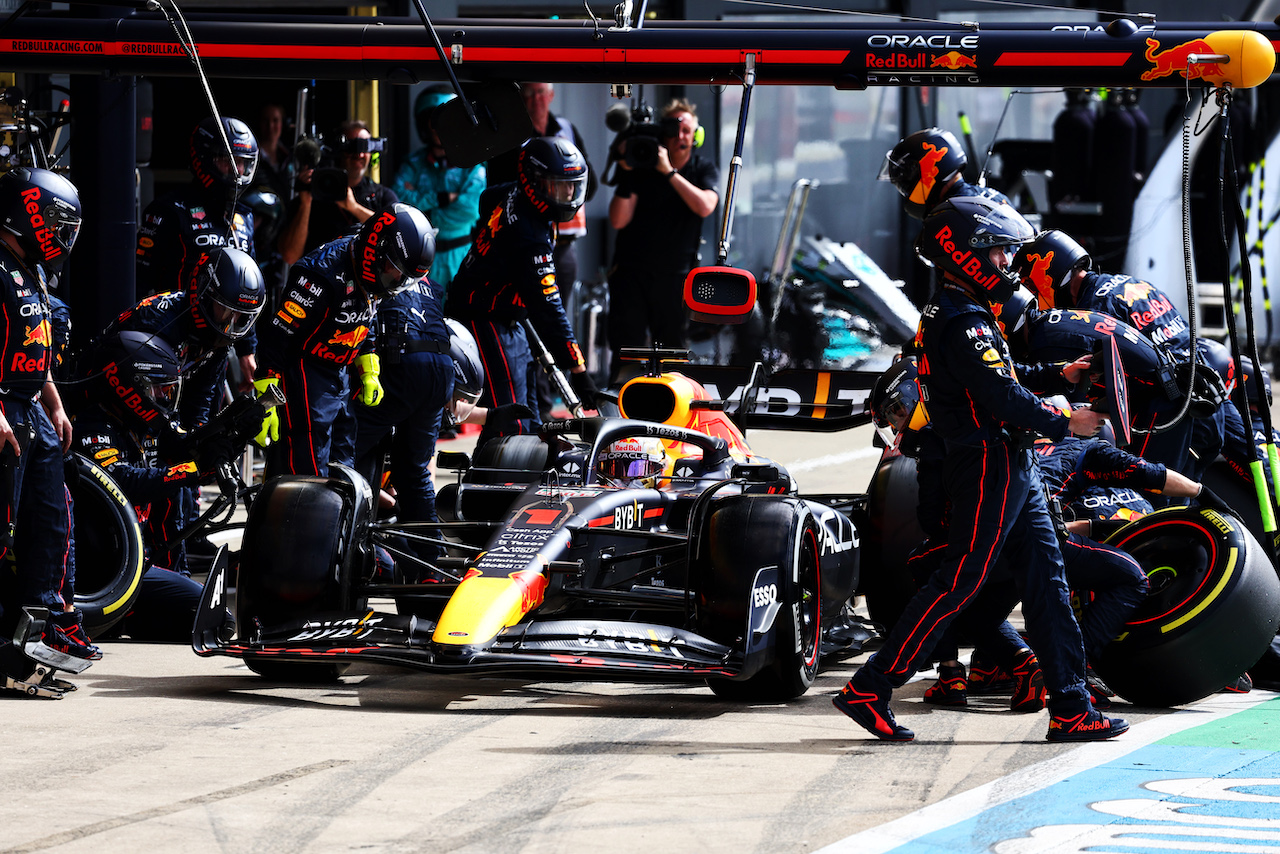 GP GRAN BRETAGNA, Max Verstappen (NLD) Red Bull Racing RB18 makes a pit stop.
03.07.2022. Formula 1 World Championship, Rd 10, British Grand Prix, Silverstone, England, Gara Day.
- www.xpbimages.com, EMail: requests@xpbimages.com © Copyright: Batchelor / XPB Images