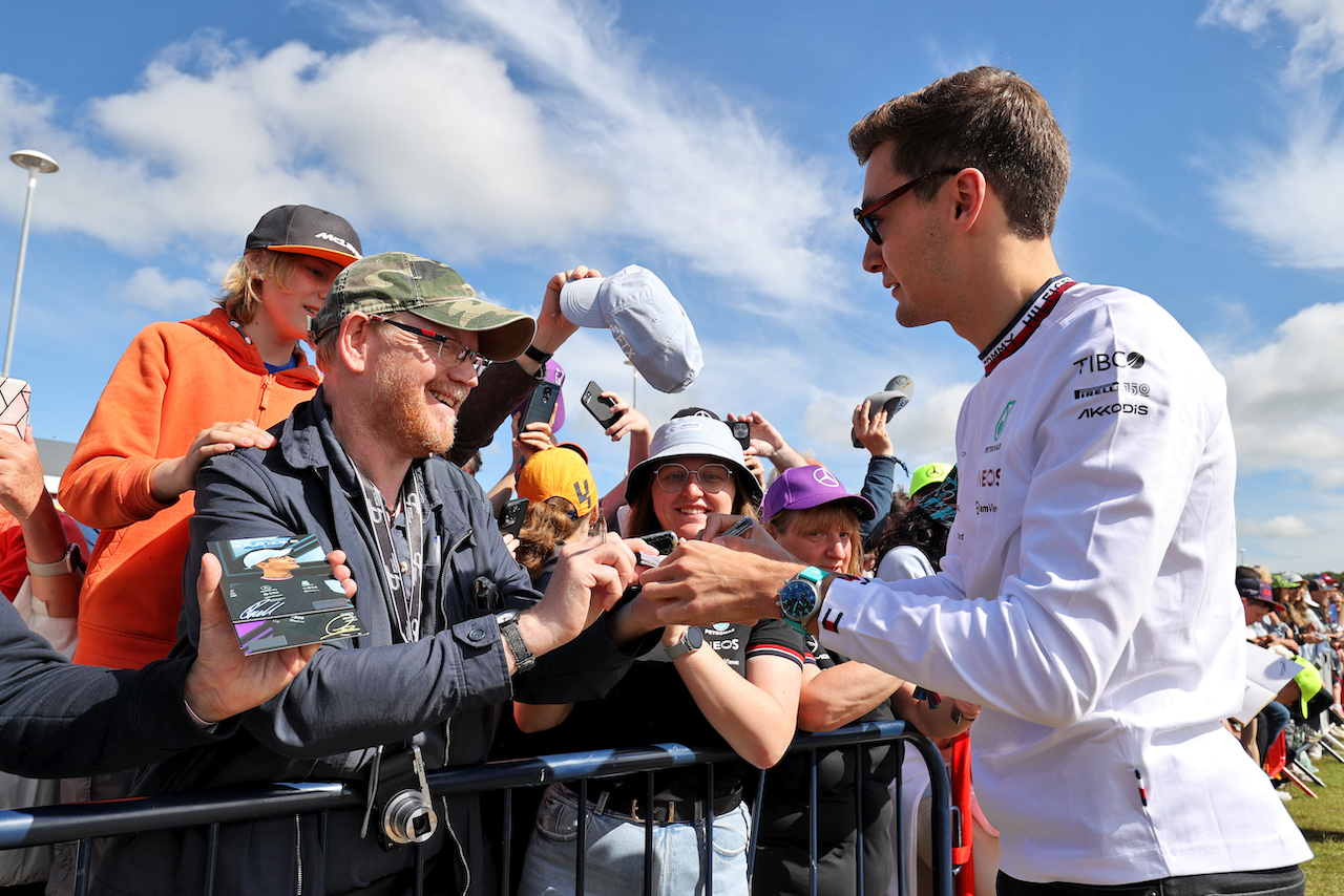 GP GRAN BRETAGNA, George Russell (GBR) Mercedes AMG F1 with fans.
03.07.2022. Formula 1 World Championship, Rd 10, British Grand Prix, Silverstone, England, Gara Day.
- www.xpbimages.com, EMail: requests@xpbimages.com © Copyright: Moy / XPB Images
