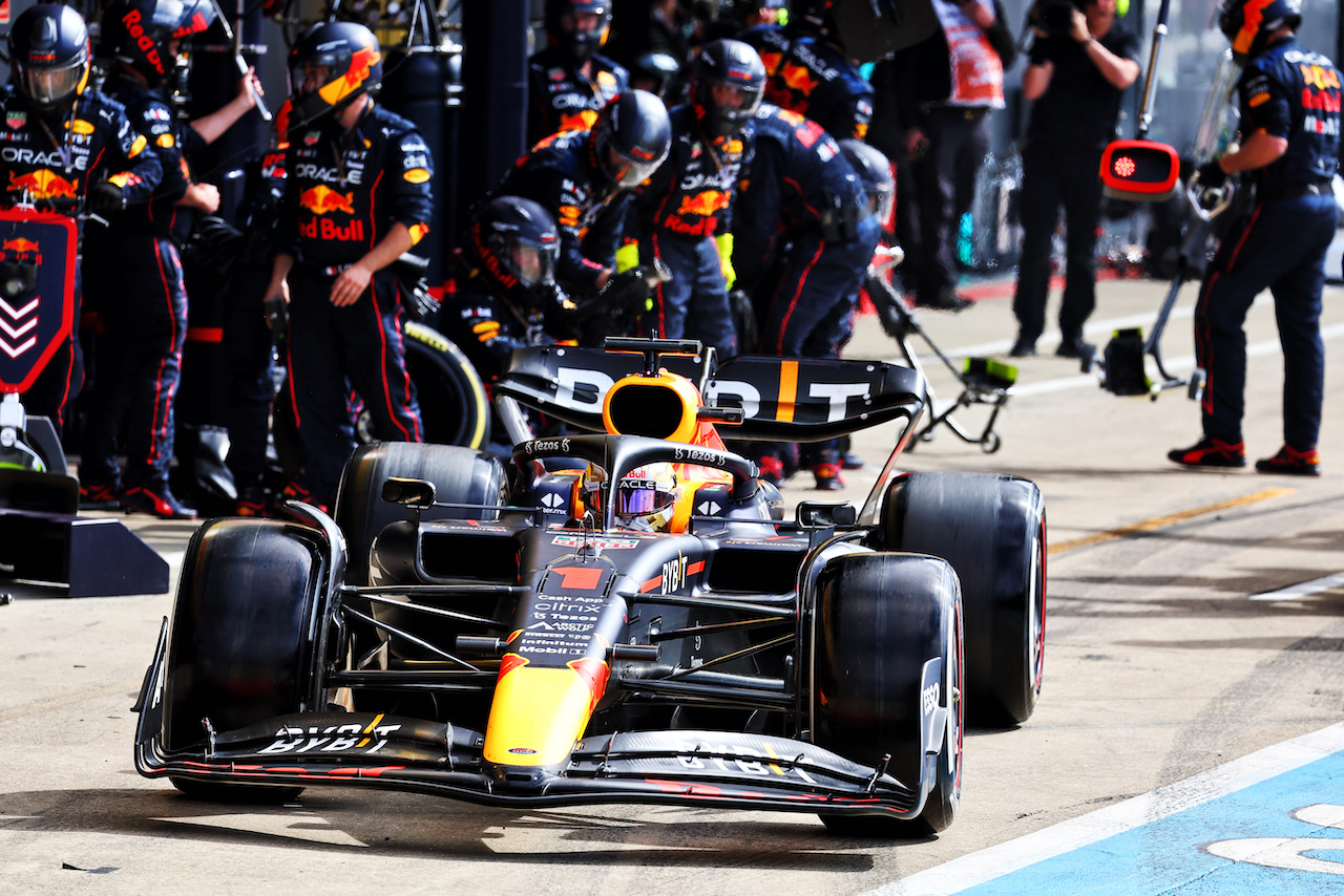 GP GRAN BRETAGNA, Max Verstappen (NLD) Red Bull Racing RB18 makes a pit stop.
03.07.2022. Formula 1 World Championship, Rd 10, British Grand Prix, Silverstone, England, Gara Day.
- www.xpbimages.com, EMail: requests@xpbimages.com © Copyright: Batchelor / XPB Images