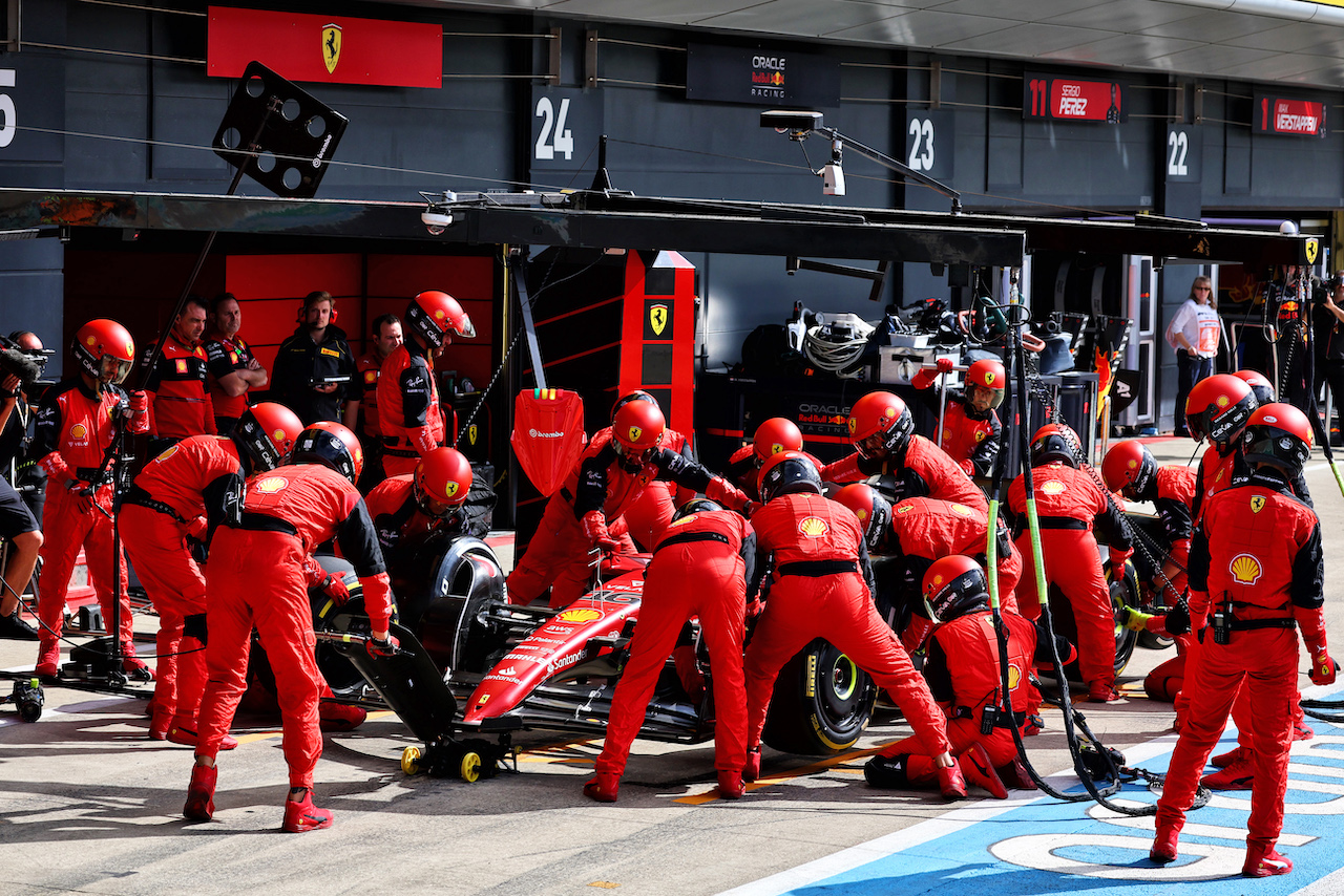 GP GRAN BRETAGNA, Charles Leclerc (MON) Ferrari F1-75 makes a pit stop.
03.07.2022. Formula 1 World Championship, Rd 10, British Grand Prix, Silverstone, England, Gara Day.
- www.xpbimages.com, EMail: requests@xpbimages.com © Copyright: Batchelor / XPB Images