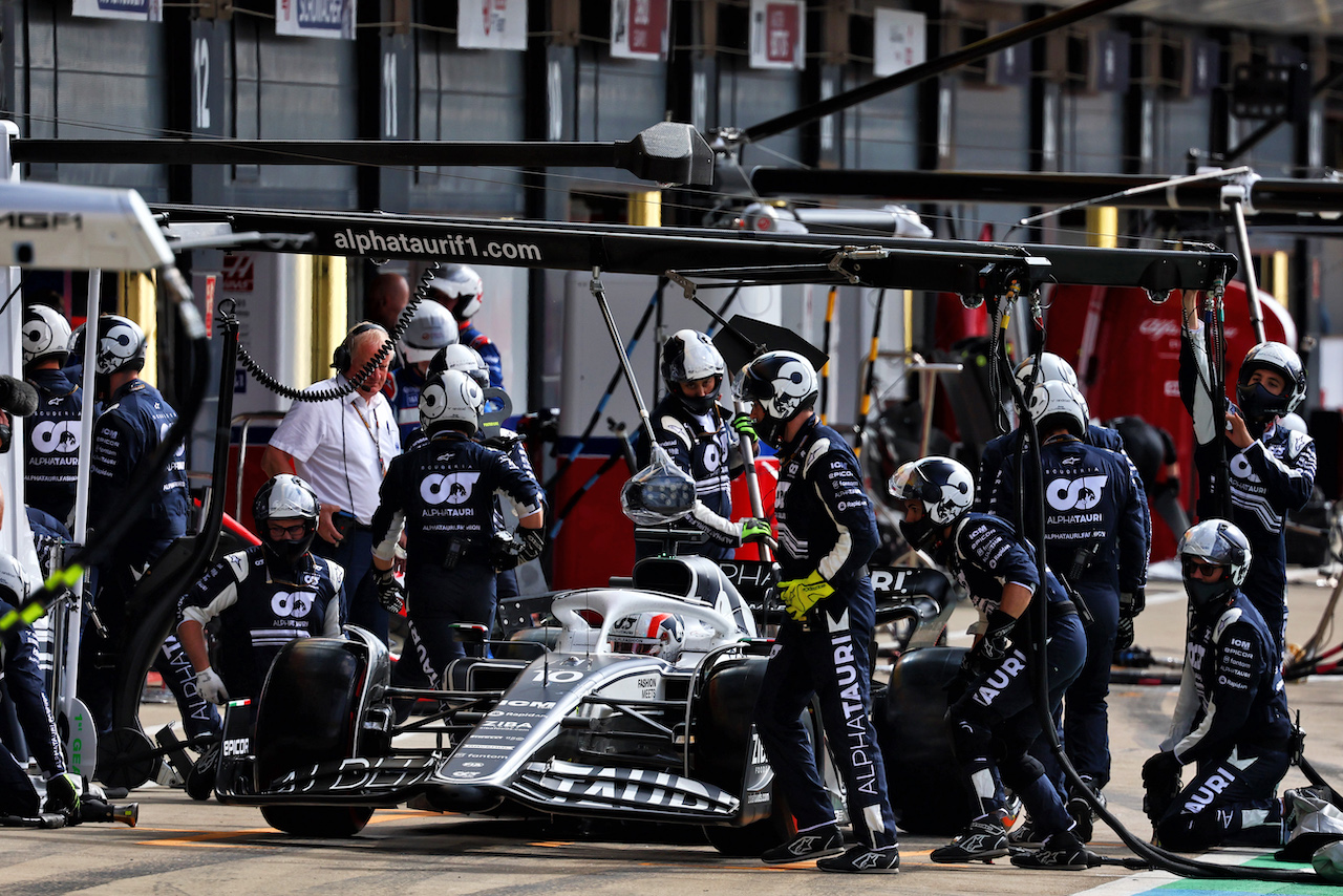 GP GRAN BRETAGNA, Pierre Gasly (FRA) AlphaTauri AT03 makes a pit stop e retires from the race.
03.07.2022. Formula 1 World Championship, Rd 10, British Grand Prix, Silverstone, England, Gara Day.
- www.xpbimages.com, EMail: requests@xpbimages.com © Copyright: Batchelor / XPB Images
