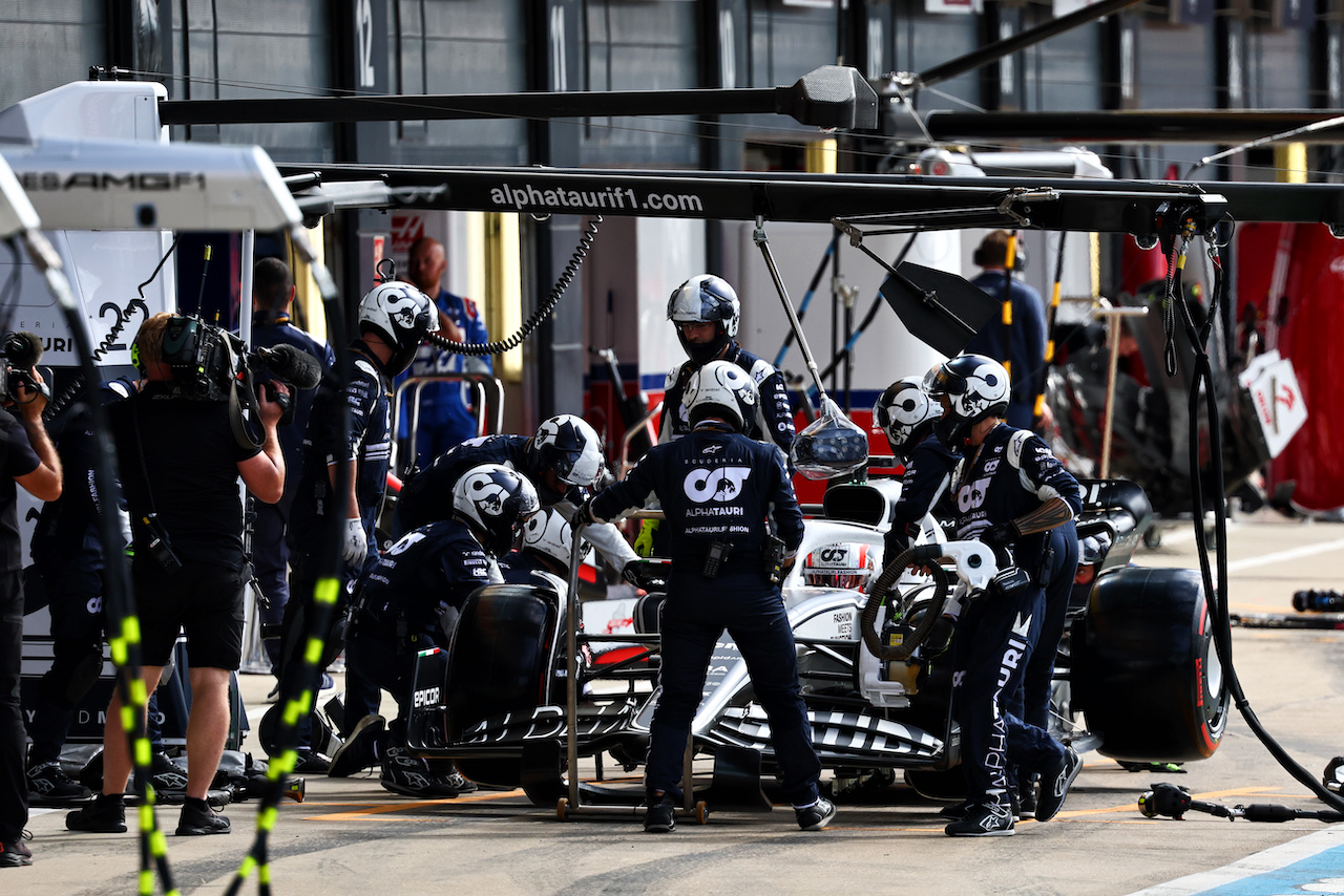 GP GRAN BRETAGNA, Pierre Gasly (FRA) AlphaTauri AT03 makes a pit stop e retires from the race.
03.07.2022. Formula 1 World Championship, Rd 10, British Grand Prix, Silverstone, England, Gara Day.
- www.xpbimages.com, EMail: requests@xpbimages.com © Copyright: Batchelor / XPB Images