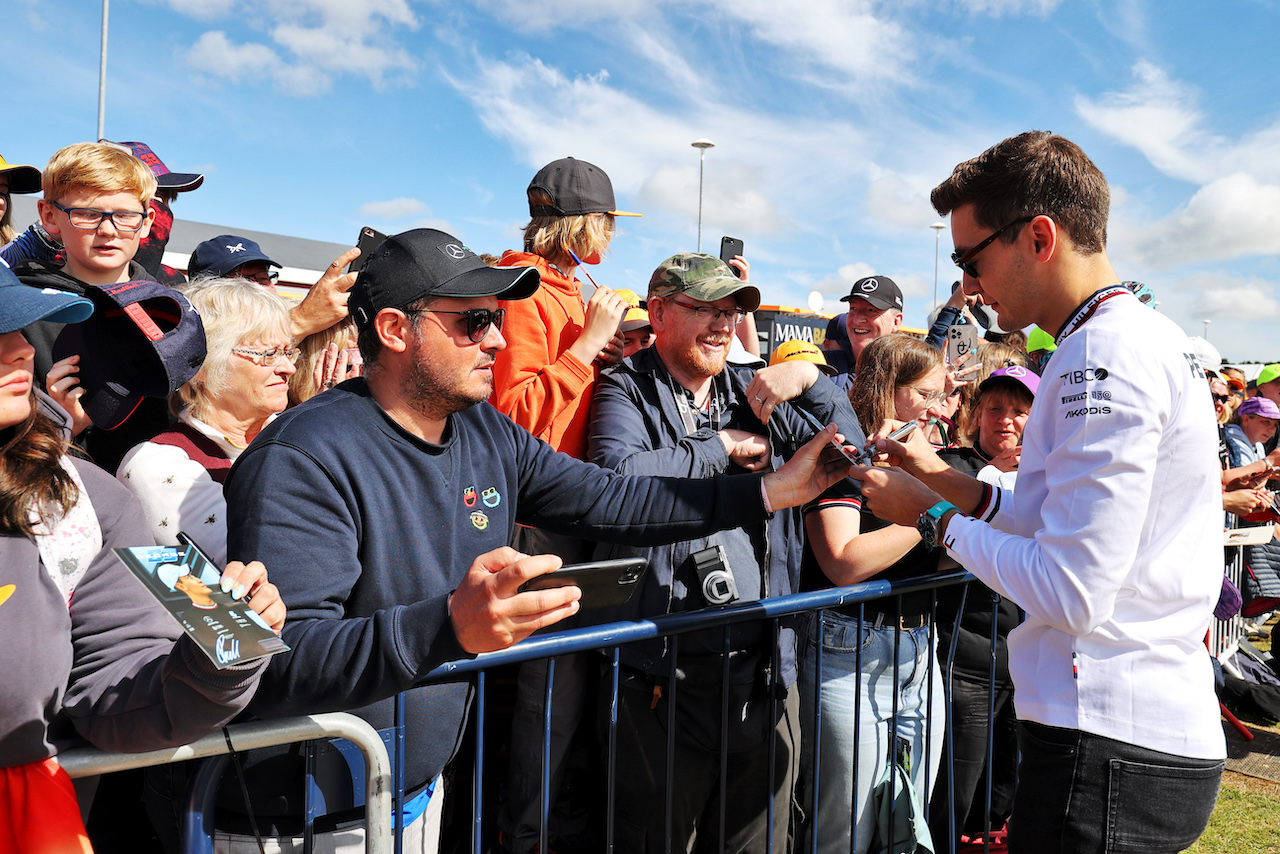 GP GRAN BRETAGNA, George Russell (GBR) Mercedes AMG F1 with fans.
03.07.2022. Formula 1 World Championship, Rd 10, British Grand Prix, Silverstone, England, Gara Day.
- www.xpbimages.com, EMail: requests@xpbimages.com © Copyright: Moy / XPB Images