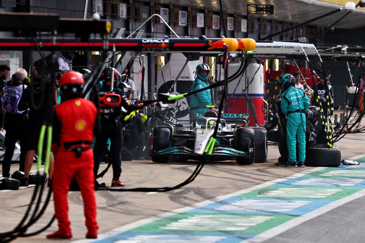 GP GRAN BRETAGNA, Lewis Hamilton (GBR) Mercedes AMG F1 W13 makes a pit stop.
03.07.2022. Formula 1 World Championship, Rd 10, British Grand Prix, Silverstone, England, Gara Day.
- www.xpbimages.com, EMail: requests@xpbimages.com © Copyright: Batchelor / XPB Images