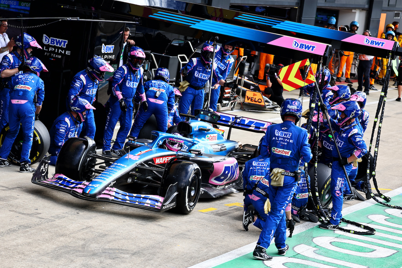 GP GRAN BRETAGNA, Fernando Alonso (ESP) Alpine F1 Team A522 makes a pit stop.
03.07.2022. Formula 1 World Championship, Rd 10, British Grand Prix, Silverstone, England, Gara Day.
- www.xpbimages.com, EMail: requests@xpbimages.com © Copyright: Batchelor / XPB Images