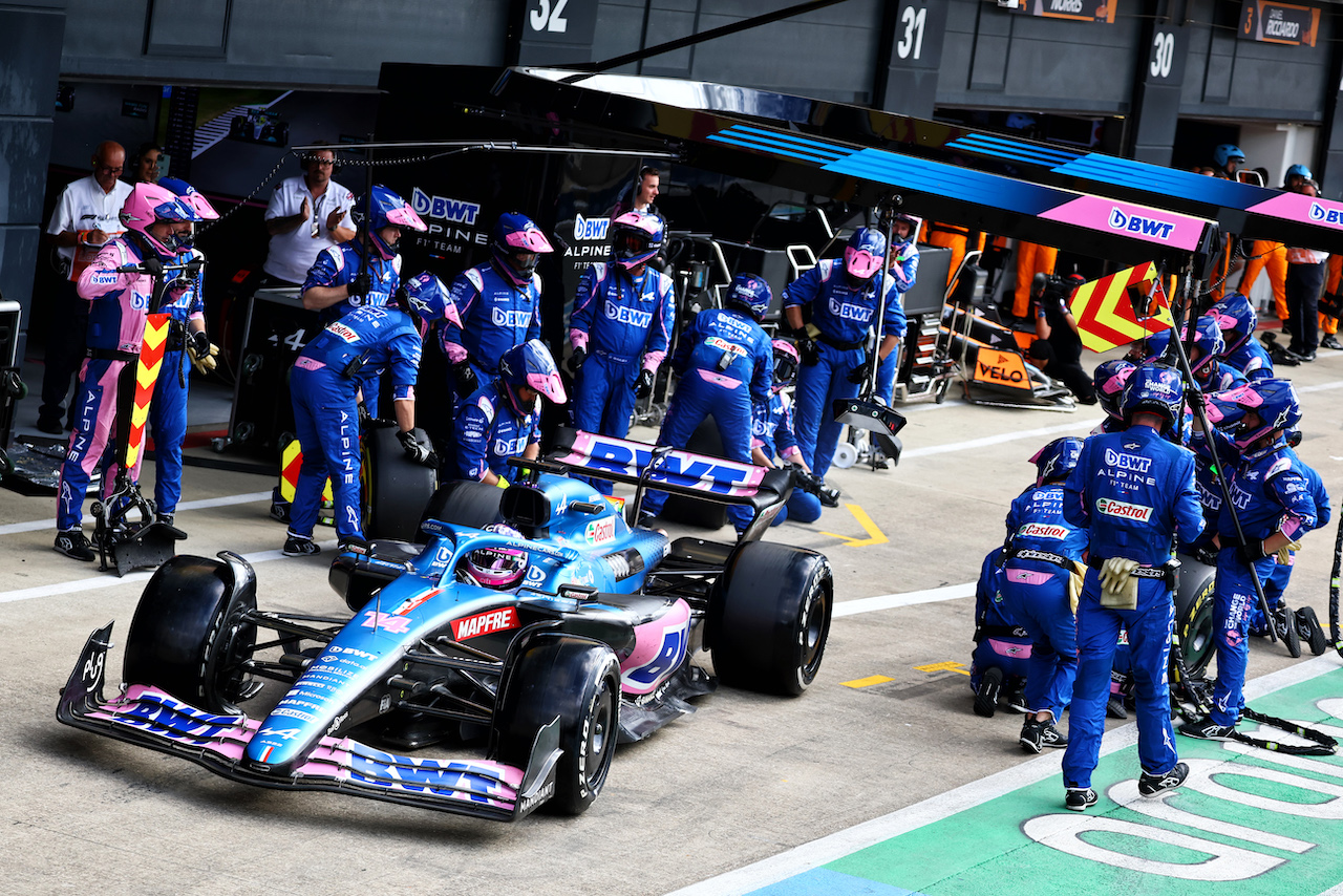 GP GRAN BRETAGNA, Fernando Alonso (ESP) Alpine F1 Team A522 makes a pit stop.
03.07.2022. Formula 1 World Championship, Rd 10, British Grand Prix, Silverstone, England, Gara Day.
- www.xpbimages.com, EMail: requests@xpbimages.com © Copyright: Batchelor / XPB Images