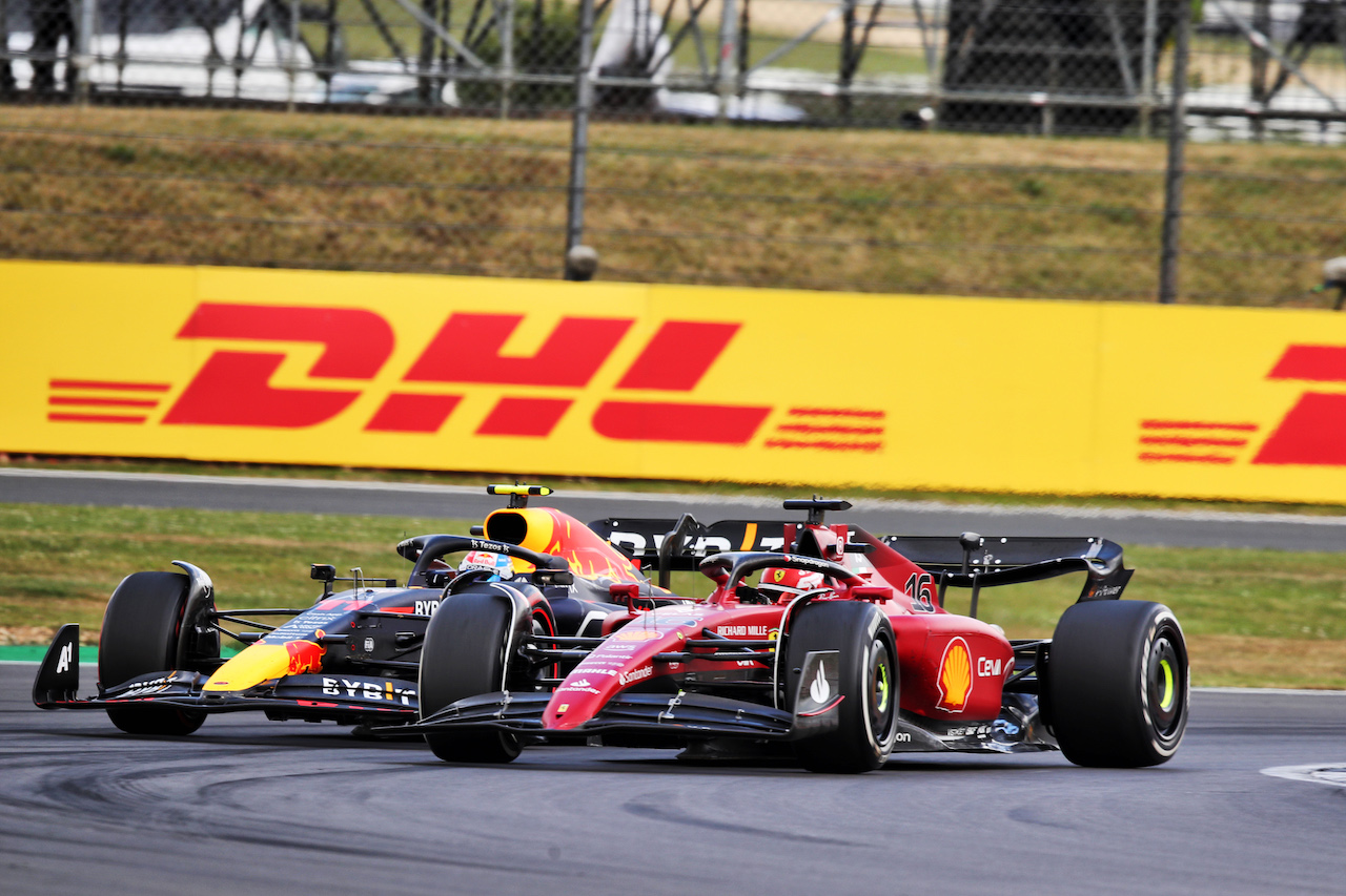 GP GRAN BRETAGNA, Charles Leclerc (MON) Ferrari F1-75 e Sergio Perez (MEX) Red Bull Racing RB18 battle for position.
03.07.2022. Formula 1 World Championship, Rd 10, British Grand Prix, Silverstone, England, Gara Day.
 - www.xpbimages.com, EMail: requests@xpbimages.com © Copyright: Coates / XPB Images