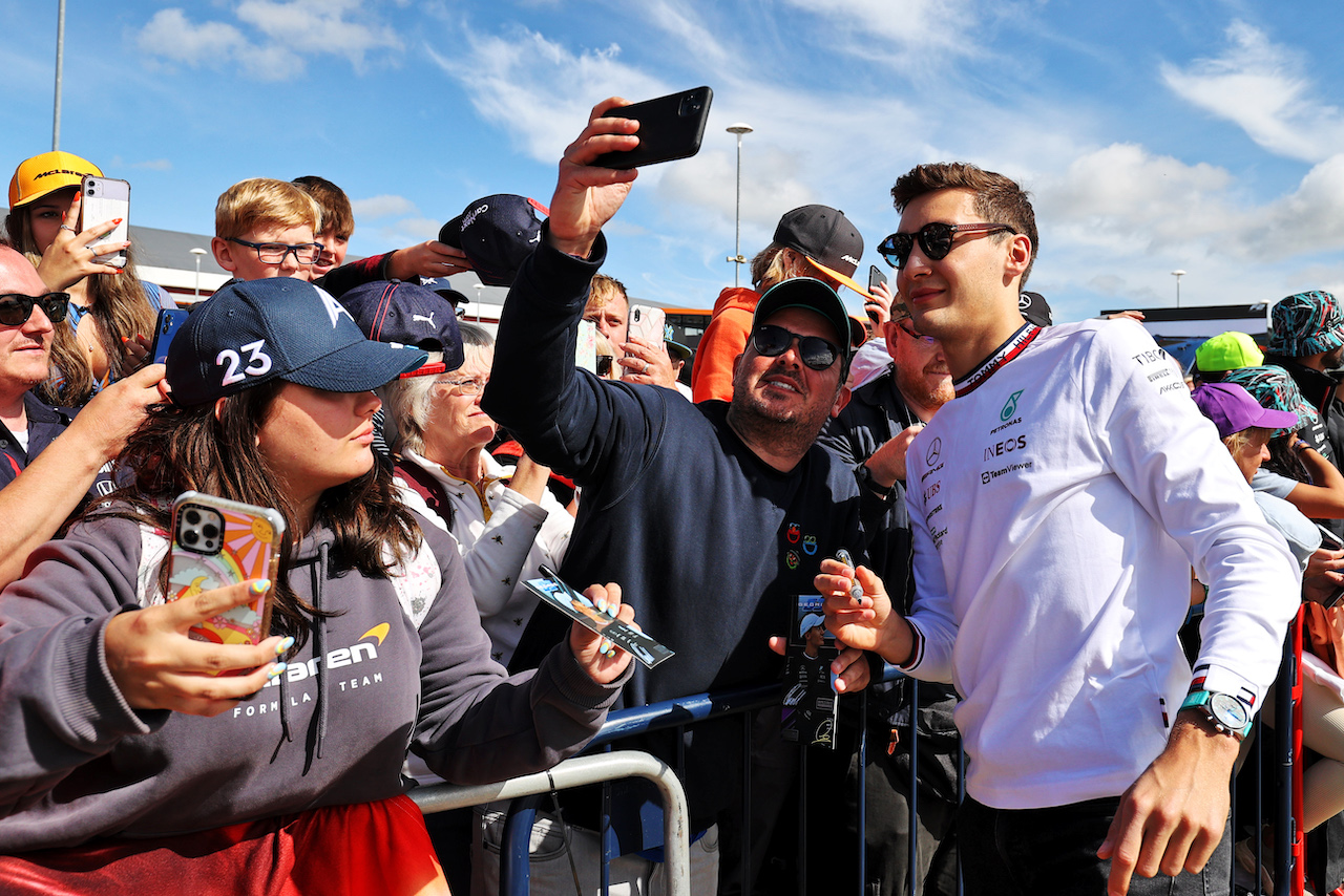 GP GRAN BRETAGNA, George Russell (GBR) Mercedes AMG F1 with fans.
03.07.2022. Formula 1 World Championship, Rd 10, British Grand Prix, Silverstone, England, Gara Day.
- www.xpbimages.com, EMail: requests@xpbimages.com © Copyright: Moy / XPB Images
