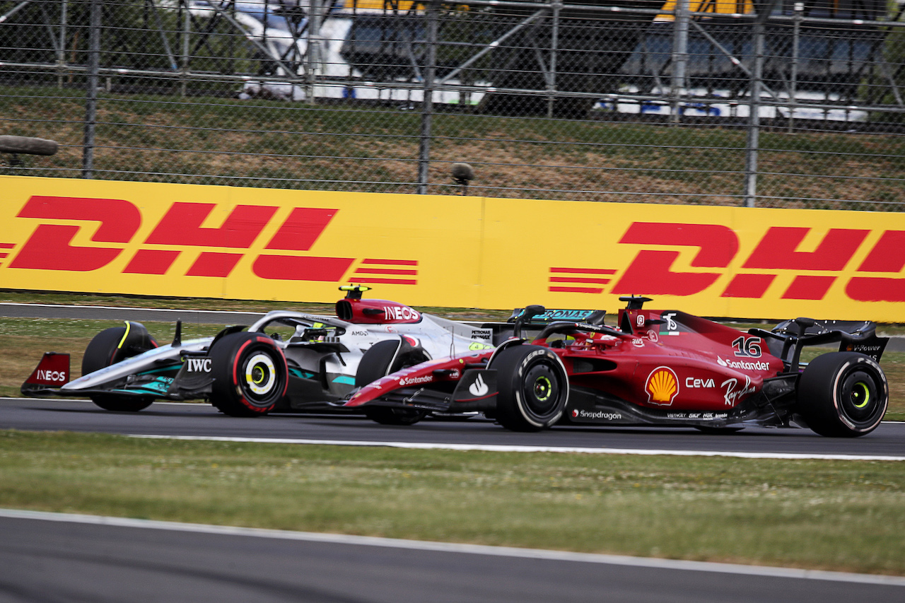 GP GRAN BRETAGNA, Lewis Hamilton (GBR) Mercedes AMG F1 W13 e Charles Leclerc (MON) Ferrari F1-75 battle for position.
03.07.2022. Formula 1 World Championship, Rd 10, British Grand Prix, Silverstone, England, Gara Day.
 - www.xpbimages.com, EMail: requests@xpbimages.com © Copyright: Coates / XPB Images