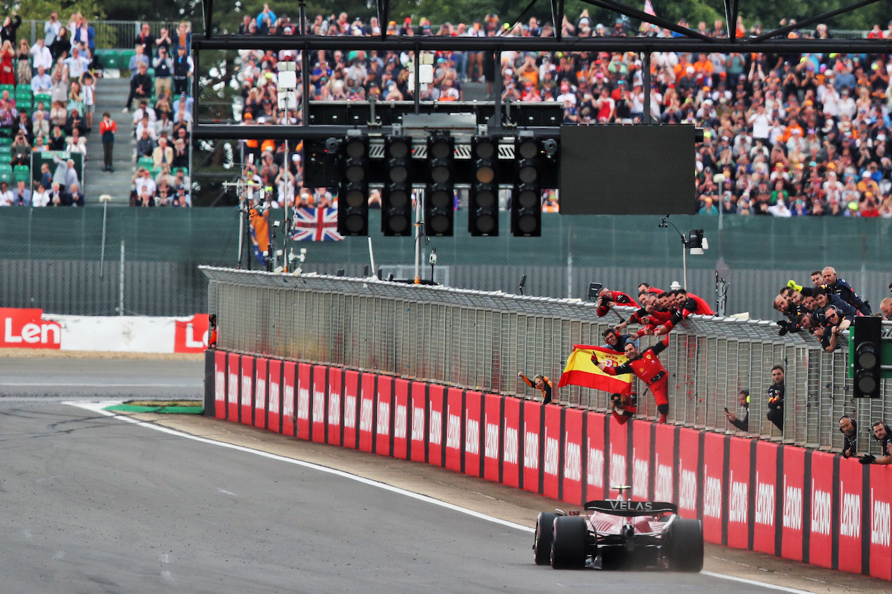 GP GRAN BRETAGNA, Gara winner Carlos Sainz Jr (ESP) Ferrari F1-75 passes his team mate at the end of the race.
03.07.2022. Formula 1 World Championship, Rd 10, British Grand Prix, Silverstone, England, Gara Day.
 - www.xpbimages.com, EMail: requests@xpbimages.com © Copyright: Coates / XPB Images