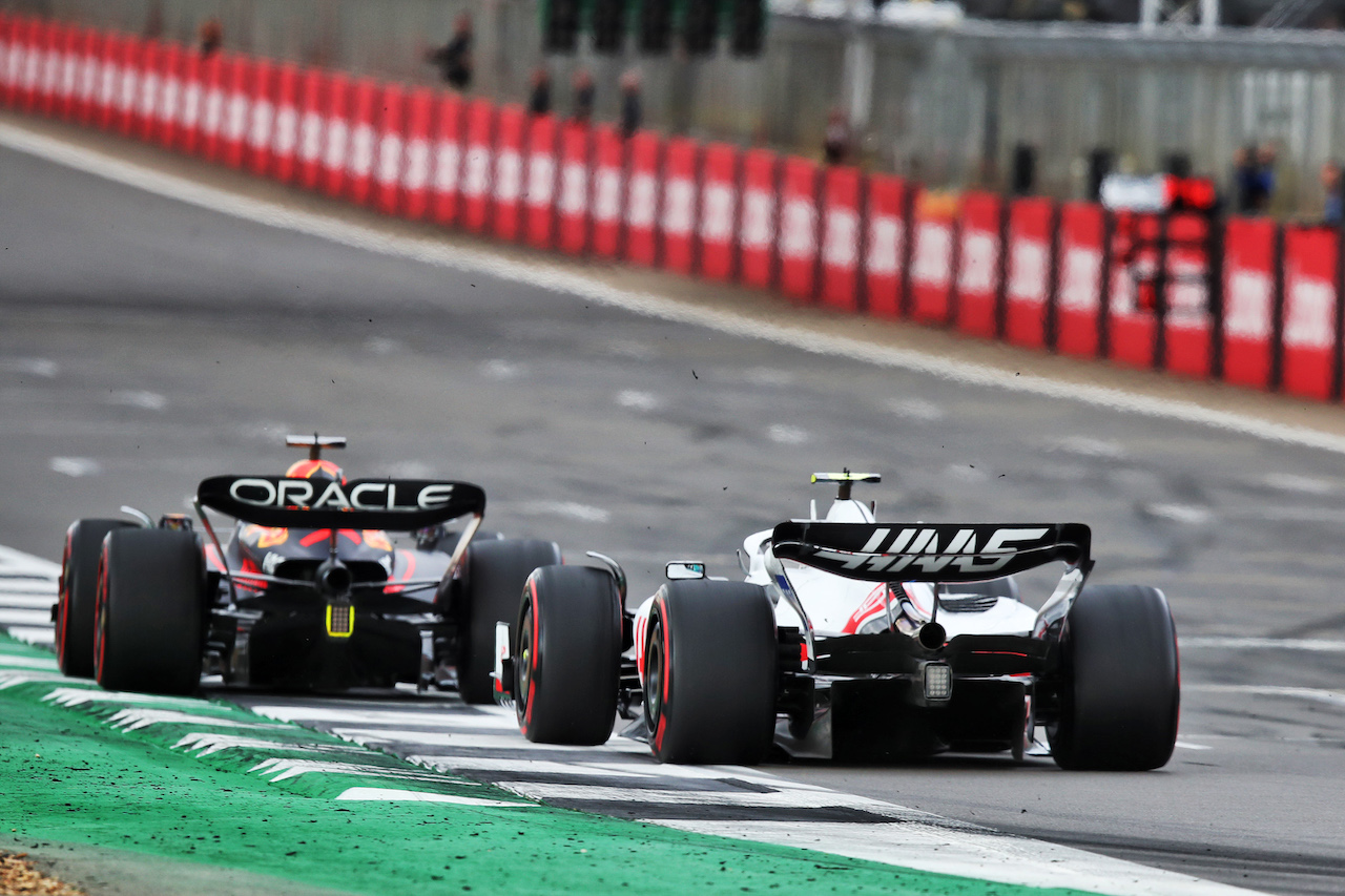 GP GRAN BRETAGNA, Max Verstappen (NLD) Red Bull Racing RB18 davanti a Mick Schumacher (GER) Haas VF-22.
03.07.2022. Formula 1 World Championship, Rd 10, British Grand Prix, Silverstone, England, Gara Day.
 - www.xpbimages.com, EMail: requests@xpbimages.com © Copyright: Coates / XPB Images
