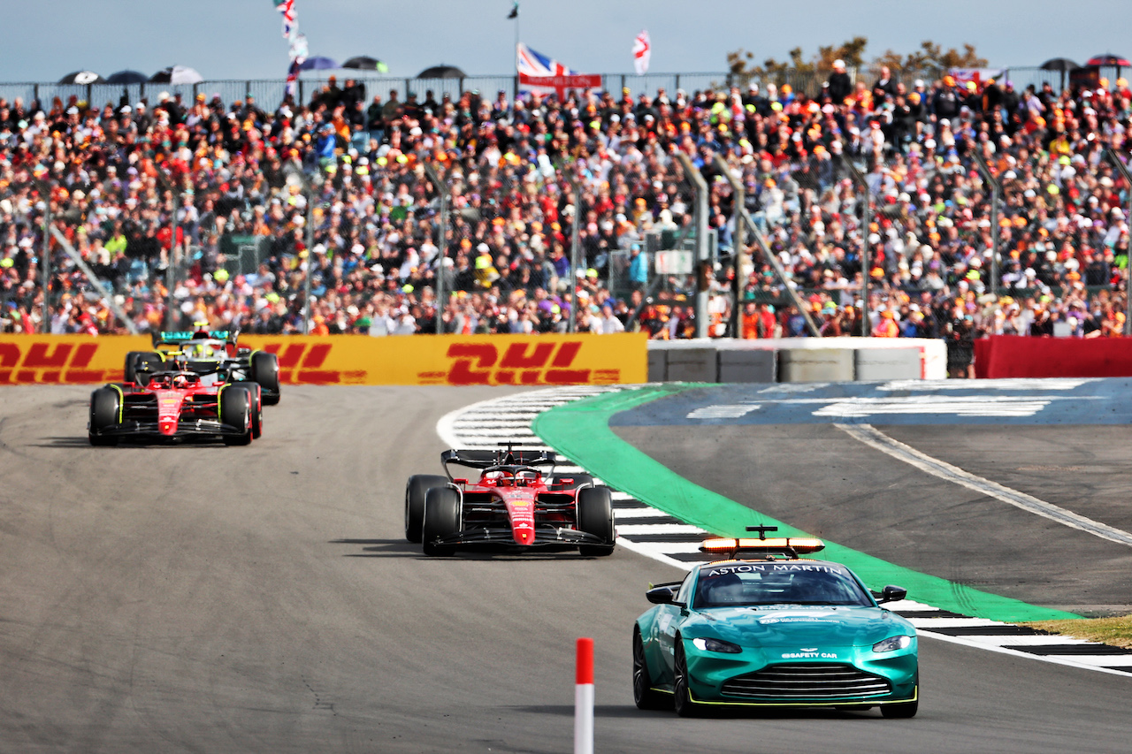 GP GRAN BRETAGNA, Charles Leclerc (MON) Ferrari F1-75 davanti a behind the Aston Martin FIA Safety Car.
03.07.2022. Formula 1 World Championship, Rd 10, British Grand Prix, Silverstone, England, Gara Day.
- www.xpbimages.com, EMail: requests@xpbimages.com © Copyright: Davenport / XPB Images