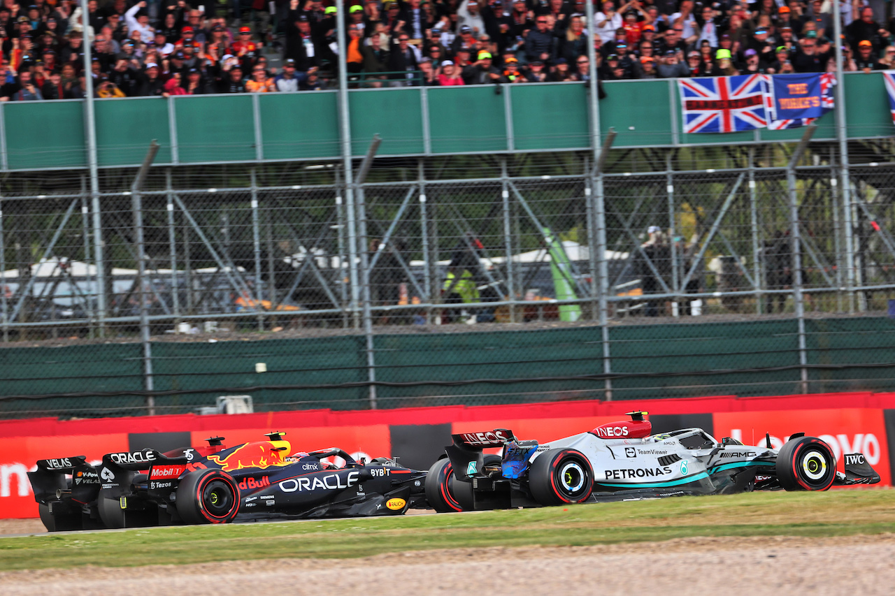GP GRAN BRETAGNA, Lewis Hamilton (GBR) Mercedes AMG F1 W13; Sergio Perez (MEX) Red Bull Racing RB18; e Charles Leclerc (MON) Ferrari F1-75, battle for position.
03.07.2022. Formula 1 World Championship, Rd 10, British Grand Prix, Silverstone, England, Gara Day.
- www.xpbimages.com, EMail: requests@xpbimages.com © Copyright: Davenport / XPB Images