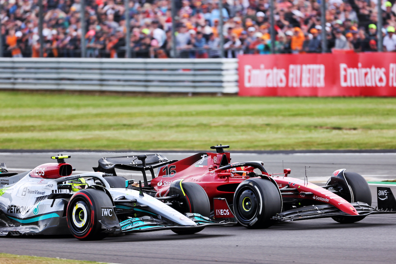GP GRAN BRETAGNA, Lewis Hamilton (GBR) Mercedes AMG F1 W13 e Charles Leclerc (MON) Ferrari F1-75 battle for position.
03.07.2022. Formula 1 World Championship, Rd 10, British Grand Prix, Silverstone, England, Gara Day.
- www.xpbimages.com, EMail: requests@xpbimages.com © Copyright: Davenport / XPB Images