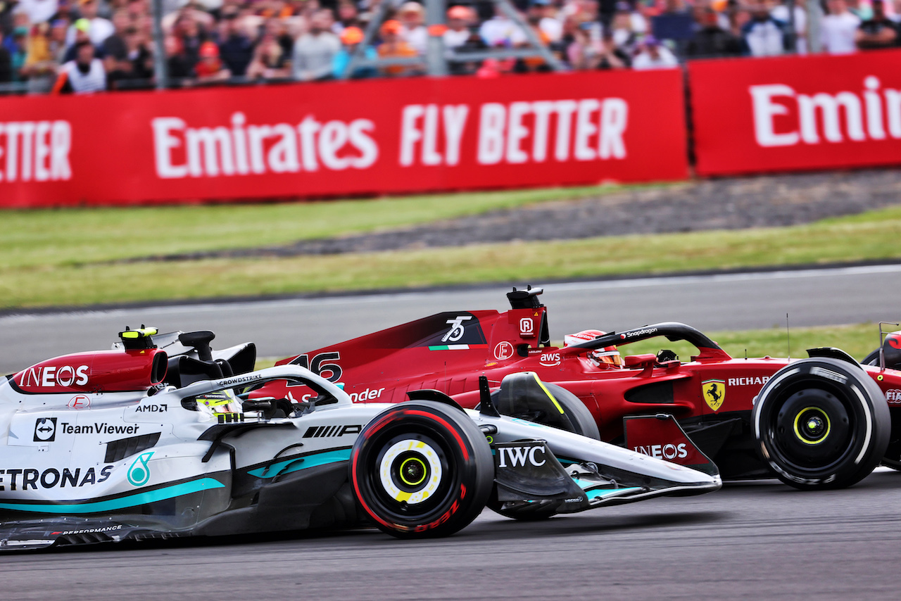 GP GRAN BRETAGNA, Lewis Hamilton (GBR) Mercedes AMG F1 W13 e Charles Leclerc (MON) Ferrari F1-75 battle for position.
03.07.2022. Formula 1 World Championship, Rd 10, British Grand Prix, Silverstone, England, Gara Day.
- www.xpbimages.com, EMail: requests@xpbimages.com © Copyright: Davenport / XPB Images