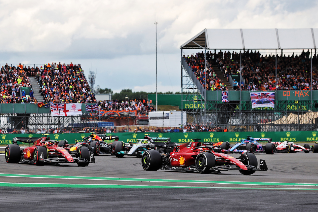 GP GRAN BRETAGNA, Charles Leclerc (MON) Ferrari F1-75 e Carlos Sainz Jr (ESP) Ferrari F1-75 battle for the lead of the race.
03.07.2022. Formula 1 World Championship, Rd 10, British Grand Prix, Silverstone, England, Gara Day.
- www.xpbimages.com, EMail: requests@xpbimages.com © Copyright: Moy / XPB Images