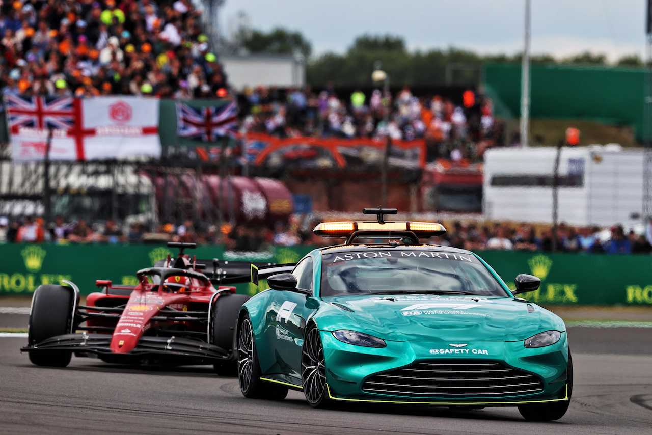 GP GRAN BRETAGNA, Charles Leclerc (MON) Ferrari F1-75 davanti a behind the Aston Martin FIA Safety Car.
03.07.2022. Formula 1 World Championship, Rd 10, British Grand Prix, Silverstone, England, Gara Day.
- www.xpbimages.com, EMail: requests@xpbimages.com © Copyright: Moy / XPB Images