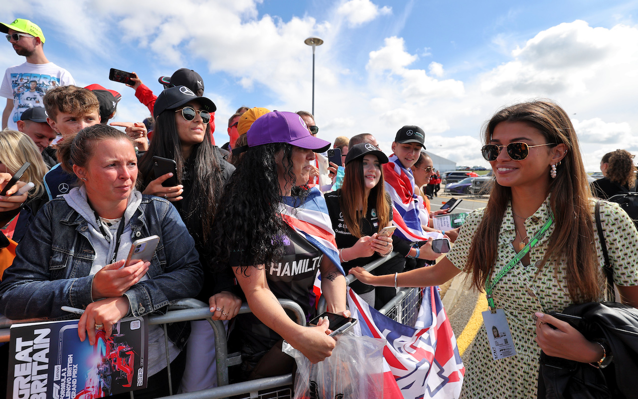GP GRAN BRETAGNA, Luisinha Oliveira (POR), girlfriend of Lando Norris (GBR) McLaren, with fans.
03.07.2022. Formula 1 World Championship, Rd 10, British Grand Prix, Silverstone, England, Gara Day.
- www.xpbimages.com, EMail: requests@xpbimages.com © Copyright: Moy / XPB Images