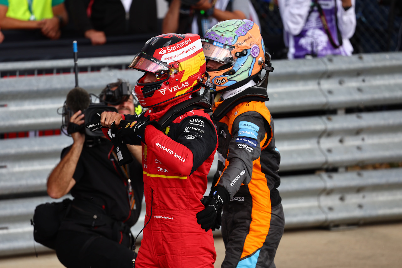GP GRAN BRETAGNA, 1st place Carlos Sainz Jr (ESP) Ferrari F1-75 e Daniel Ricciardo (AUS) McLaren MCL36.
03.07.2022. Formula 1 World Championship, Rd 10, British Grand Prix, Silverstone, England, Gara Day.
- www.xpbimages.com, EMail: requests@xpbimages.com ¬© Copyright: Batchelor / XPB Images