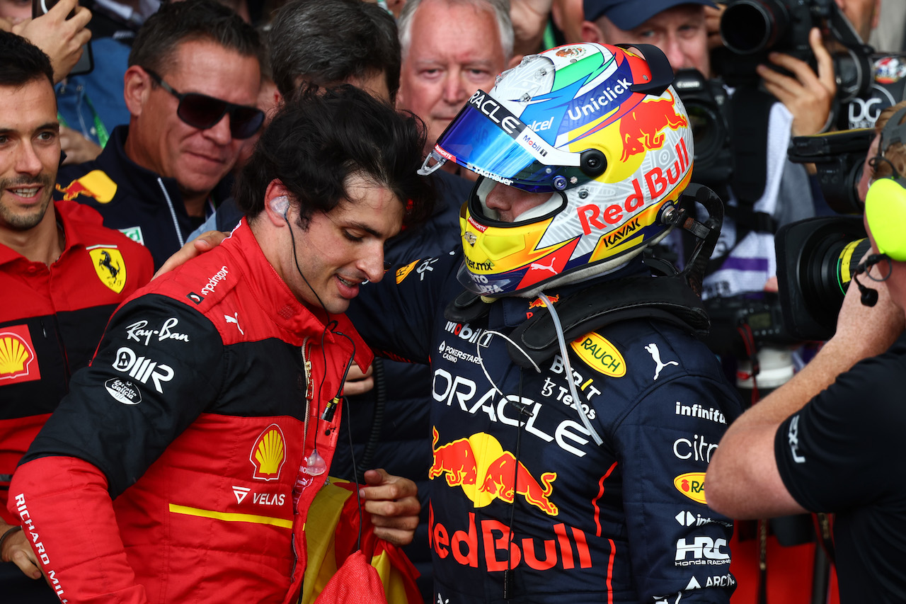 GP GRAN BRETAGNA, 1st place Carlos Sainz Jr (ESP) Ferrari F1-75 e Sergio Perez (MEX) Red Bull Racing RB18.
03.07.2022. Formula 1 World Championship, Rd 10, British Grand Prix, Silverstone, England, Gara Day.
- www.xpbimages.com, EMail: requests@xpbimages.com © Copyright: Batchelor / XPB Images