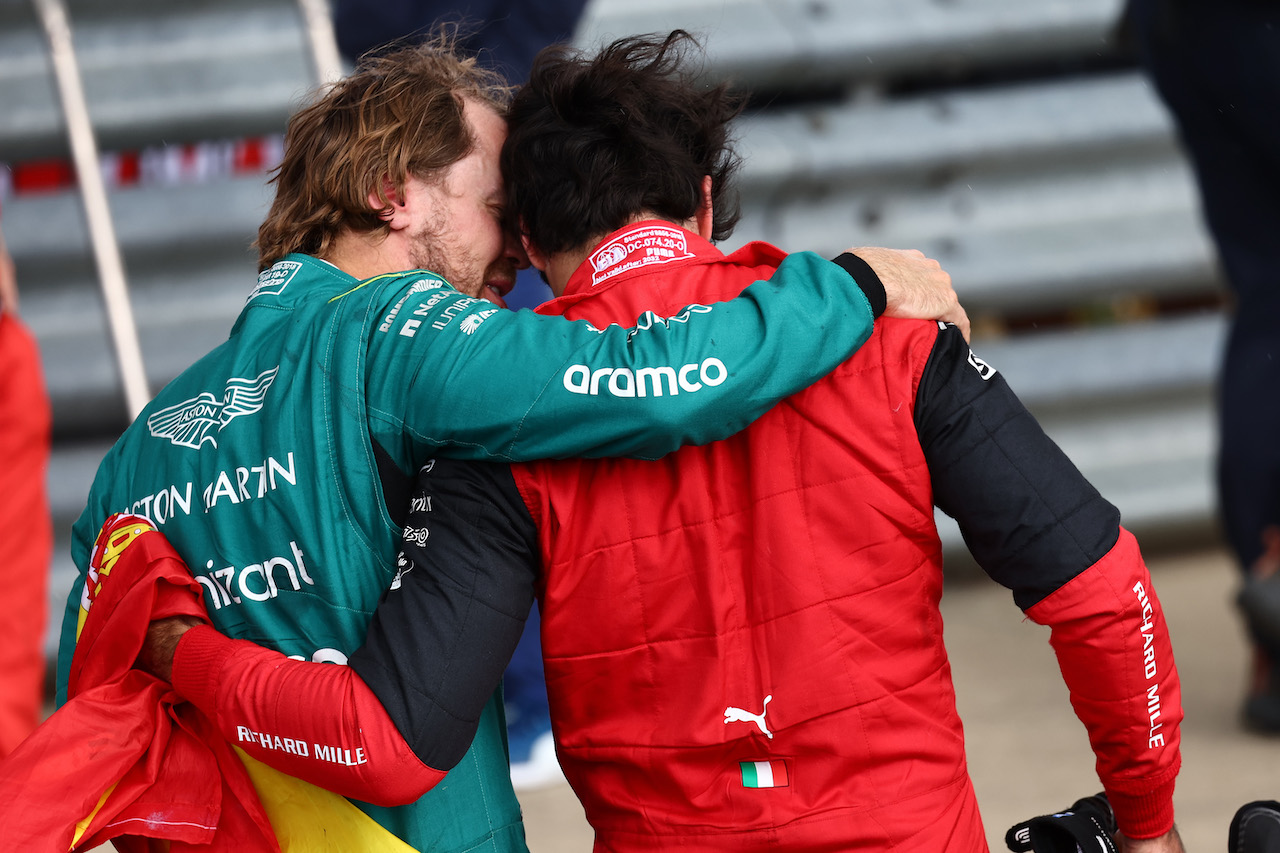 GP GRAN BRETAGNA, Sebastian Vettel (GER) Aston Martin F1 Team AMR22 e 1st place Carlos Sainz Jr (ESP) Ferrari F1-75.
03.07.2022. Formula 1 World Championship, Rd 10, British Grand Prix, Silverstone, England, Gara Day.
- www.xpbimages.com, EMail: requests@xpbimages.com ¬© Copyright: Batchelor / XPB Images