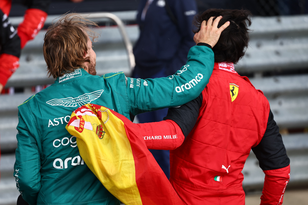 GP GRAN BRETAGNA, Sebastian Vettel (GER) Aston Martin F1 Team AMR22 e 1st place Carlos Sainz Jr (ESP) Ferrari F1-75.
03.07.2022. Formula 1 World Championship, Rd 10, British Grand Prix, Silverstone, England, Gara Day.
- www.xpbimages.com, EMail: requests@xpbimages.com © Copyright: Batchelor / XPB Images