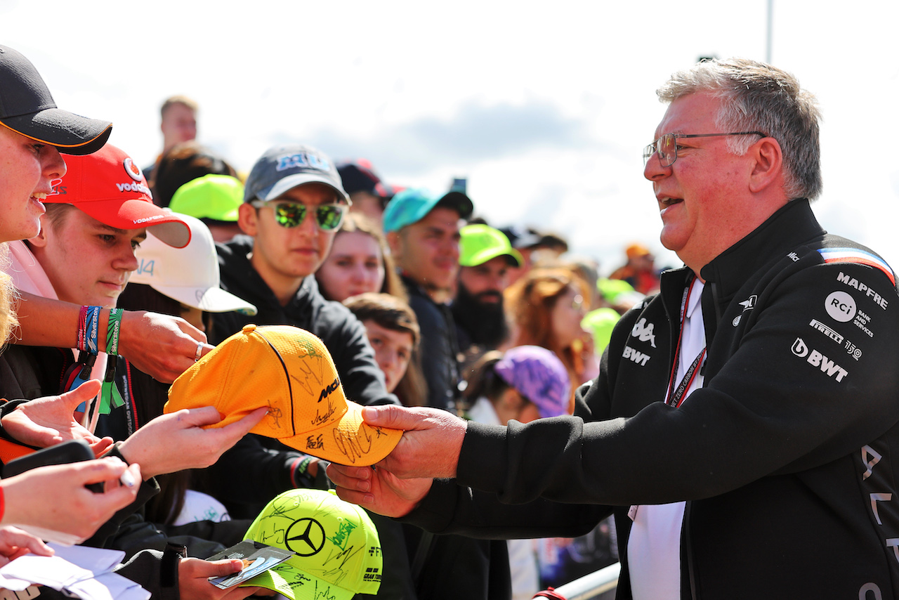 GP GRAN BRETAGNA, Otmar Szafnauer (USA) Alpine F1 Team, Team Principal with fans.
03.07.2022. Formula 1 World Championship, Rd 10, British Grand Prix, Silverstone, England, Gara Day.
- www.xpbimages.com, EMail: requests@xpbimages.com © Copyright: Moy / XPB Images