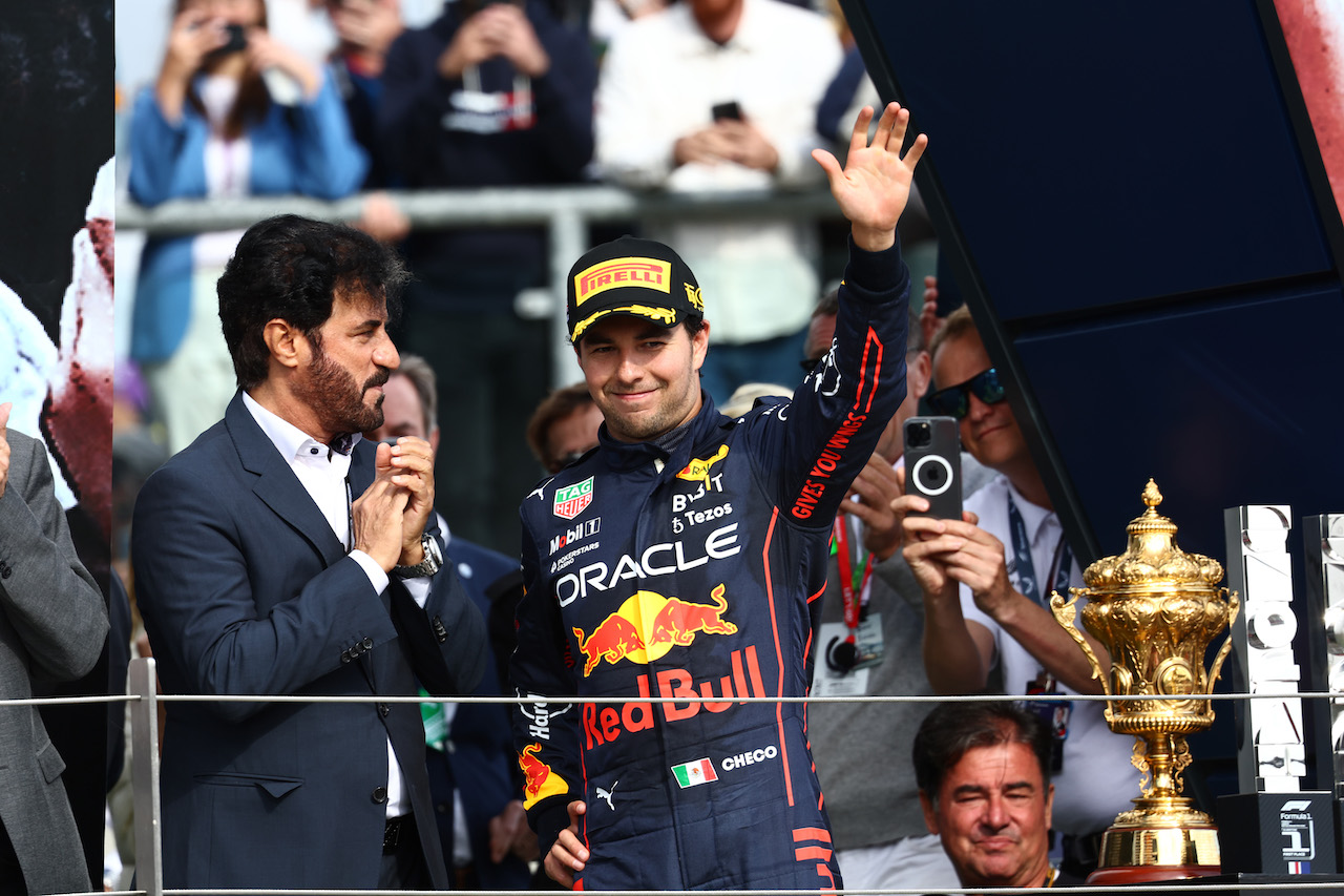 GP GRAN BRETAGNA, Sergio Perez (MEX) Red Bull Racing RB18.
03.07.2022. Formula 1 World Championship, Rd 10, British Grand Prix, Silverstone, England, Gara Day.
- www.xpbimages.com, EMail: requests@xpbimages.com ¬© Copyright: Batchelor / XPB Images